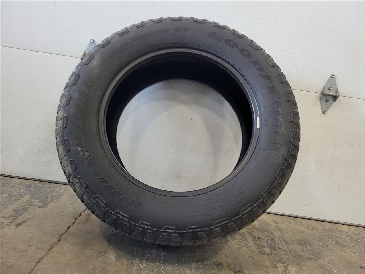 Used OEM 2023 SIERRA WRANGLER TRAILRUNNER AT 275/60R20 8/32" 0223, actual item photo 12