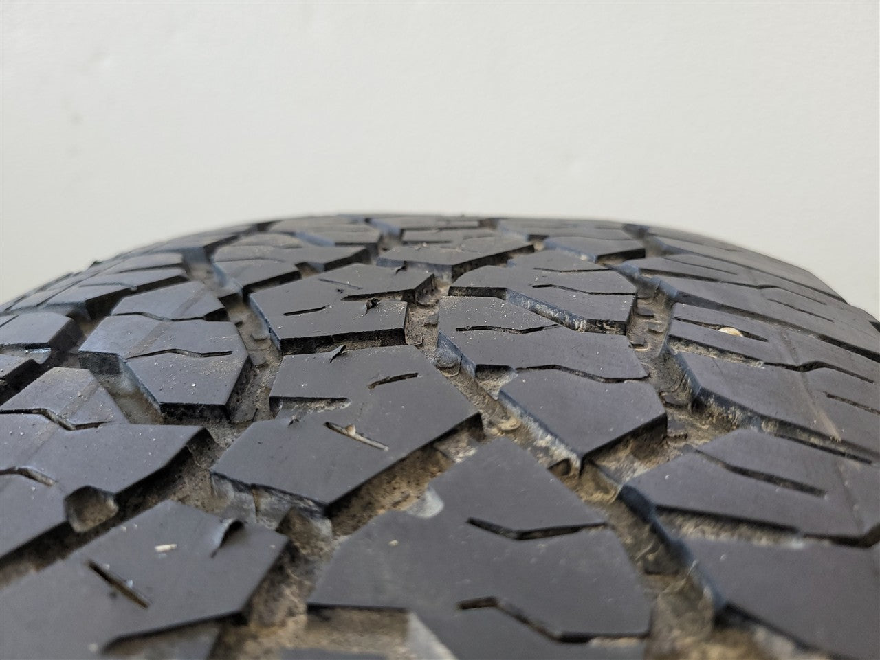 Used OEM 2023 SIERRA WRANGLER TRAILRUNNER AT 275/60R20 8/32" 0223, actual item photo 15