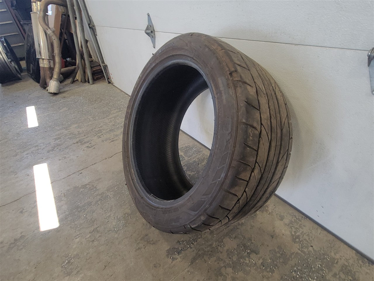 Used OEM NITTO NT555 G2 275/40ZR18 TIRE 8/32 TREAD DEPTH 2823 DATE, actual item photo 2