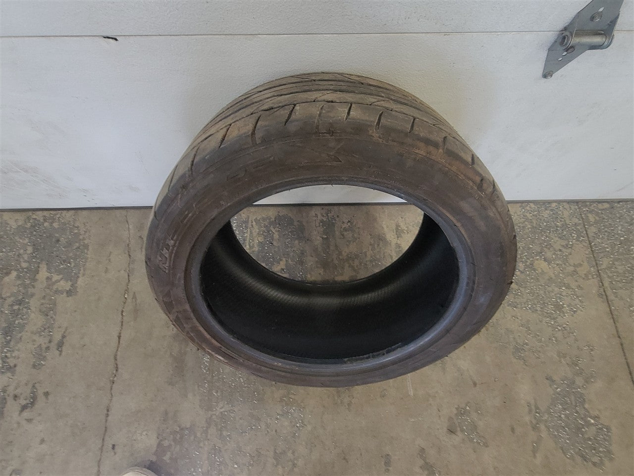 Used OEM NITTO NT555 G2 275/40ZR18 TIRE 8/32 TREAD DEPTH 2823 DATE, actual item photo 4