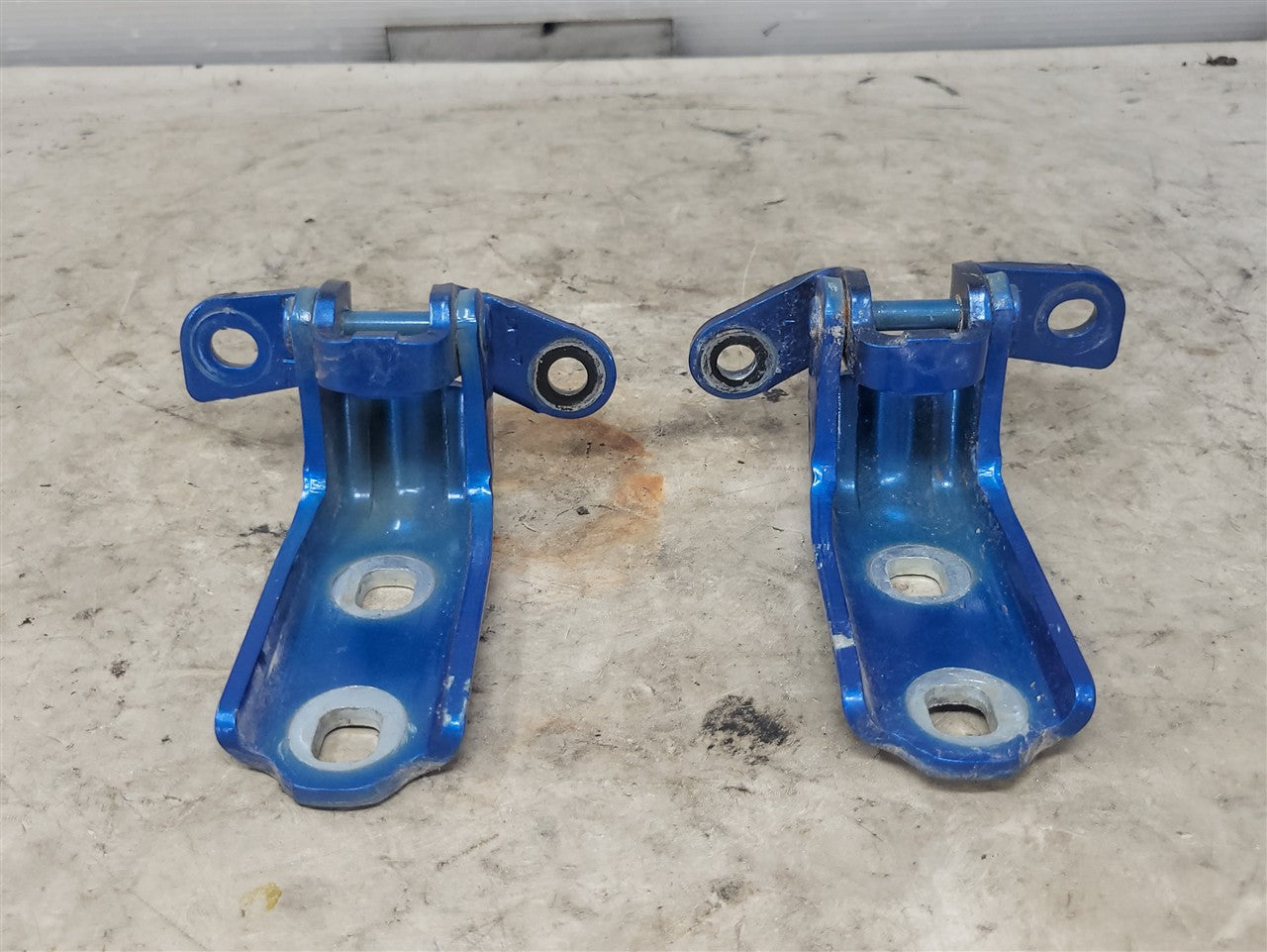 Used OEM 2019-2026 SIERRA SILVERADO FRONT DOOR HINGES UPPER LOWER, actual item photo 5