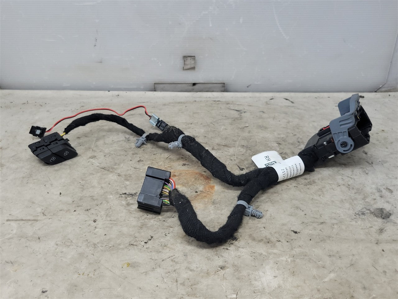 Used OEM 2019-2026 SIERRA SILVERADO FRONT RH PASSENGER DOOR LOCK, actual item photo 2
