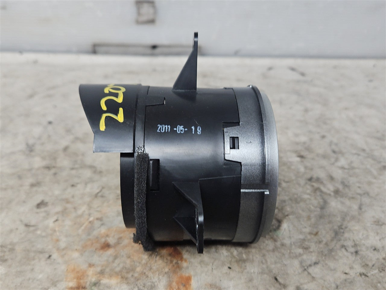 Used OEM 2010-2015 CAMARO DASH VENT ROUND DRIVER LH OR PASSENGER RH, actual item photo 2