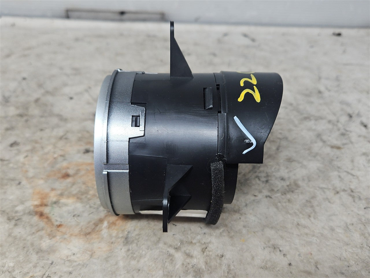 Used OEM 2010-2015 CAMARO DASH VENT ROUND DRIVER LH OR PASSENGER RH, actual item photo 4