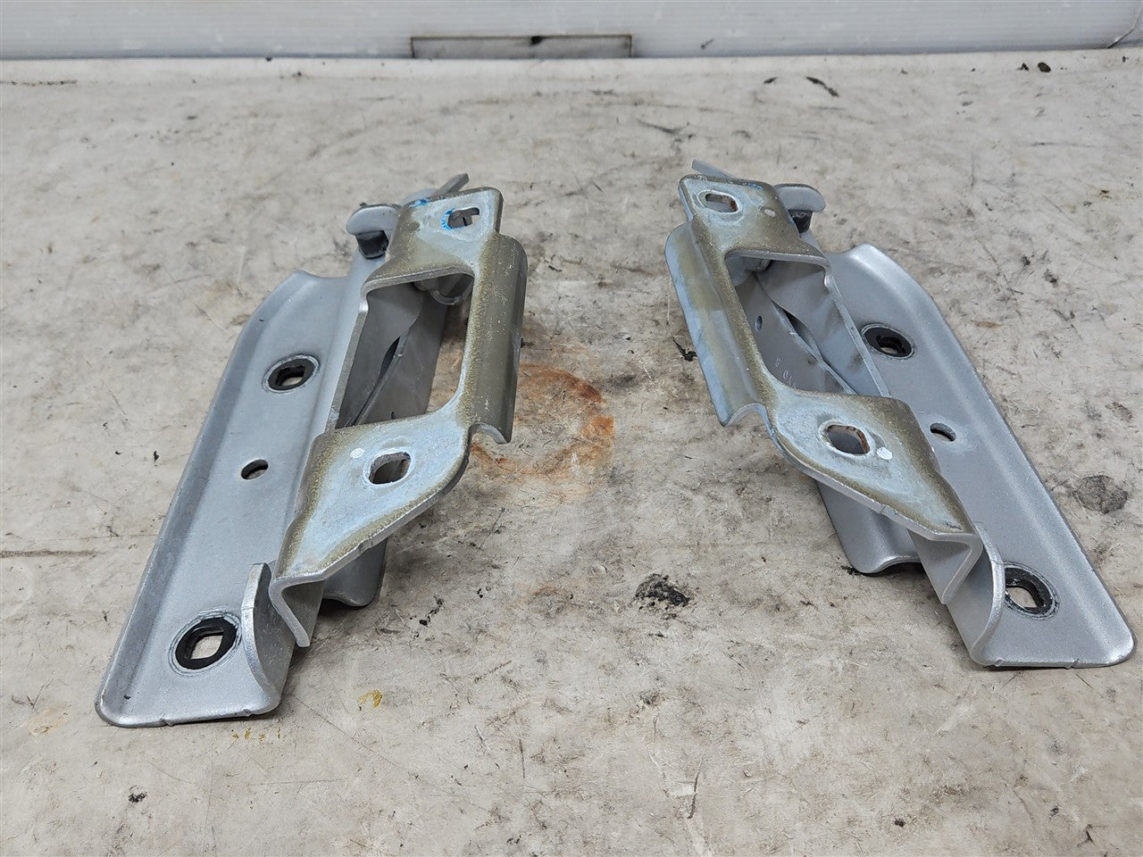Used OEM 2010-2015 CAMARO HOOD HINGES PAIR LH RH SWITCHBLADE SILVER, actual item photo 3