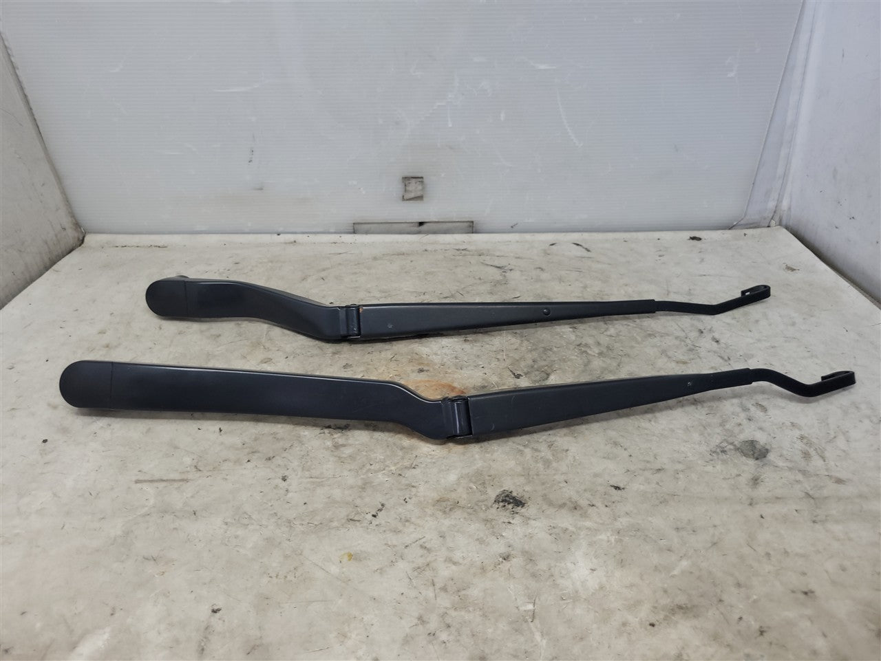 Used OEM 2010-2015 CAMARO WINDSHIELD WIPER ARMS PAIR DRIVER LH, actual item photo 1