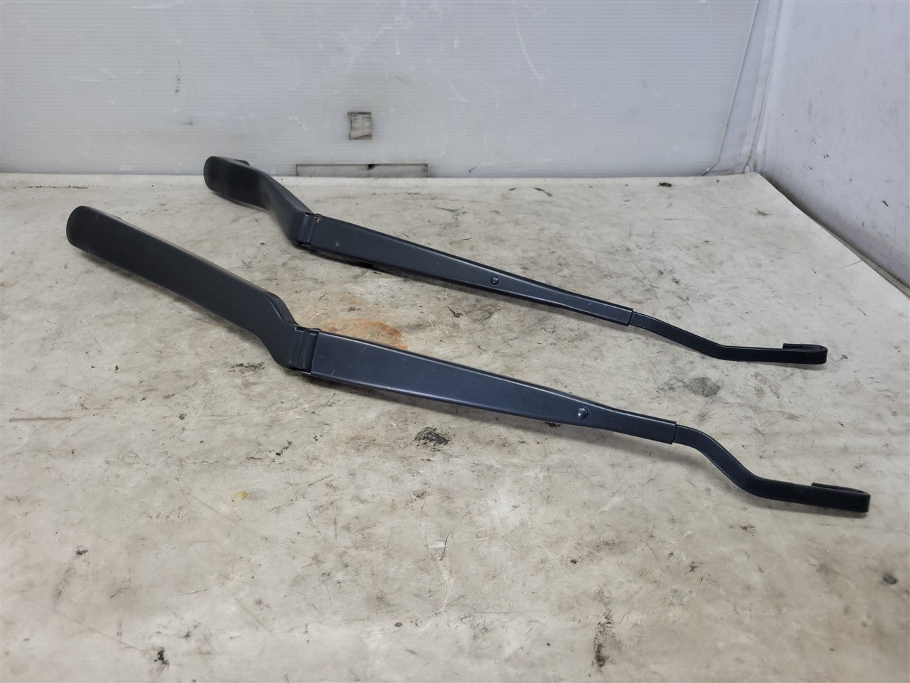 Used OEM 2010-2015 CAMARO WINDSHIELD WIPER ARMS PAIR DRIVER LH, actual item photo 2