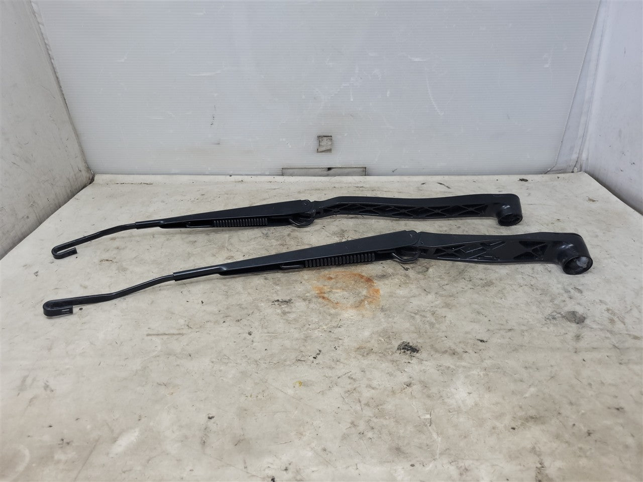 Used OEM 2010-2015 CAMARO WINDSHIELD WIPER ARMS PAIR DRIVER LH, actual item photo 5
