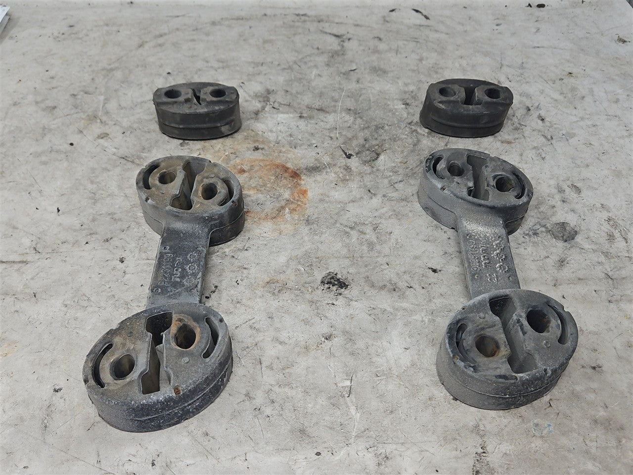 Used OEM 2010-2015 CAMARO SS REAR EXHAUST HANGERS SET OF 4 92231199, actual item photo 2
