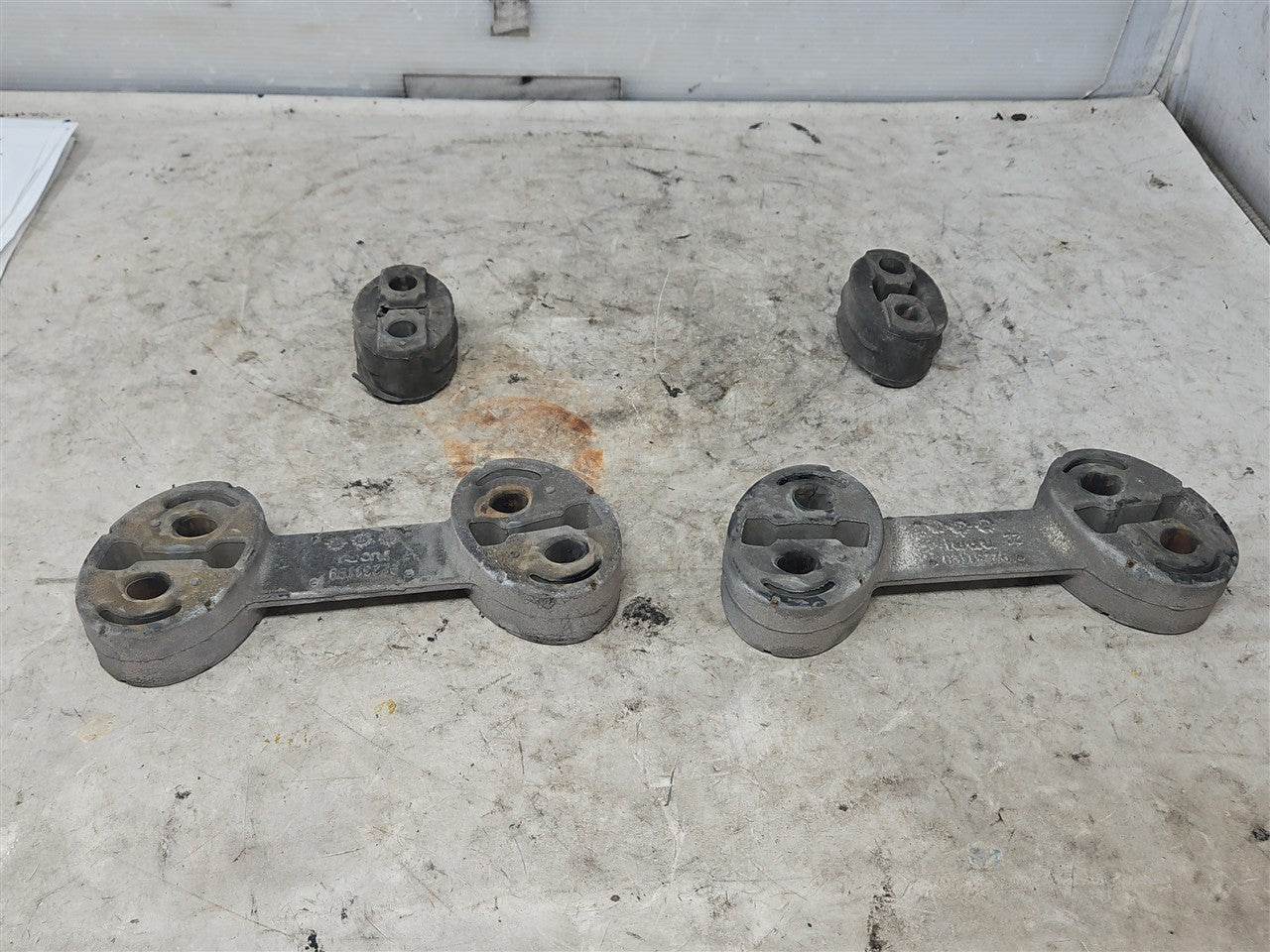 Used OEM 2010-2015 CAMARO SS REAR EXHAUST HANGERS SET OF 4 92231199, actual item photo 3