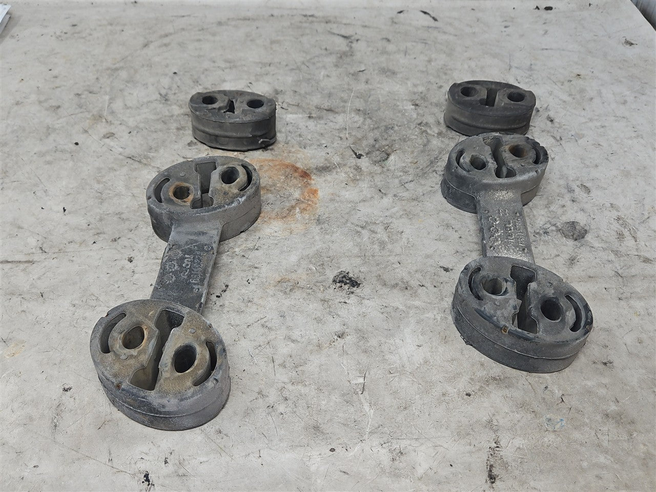 Used OEM 2010-2015 CAMARO SS REAR EXHAUST HANGERS SET OF 4 92231199, actual item photo 4