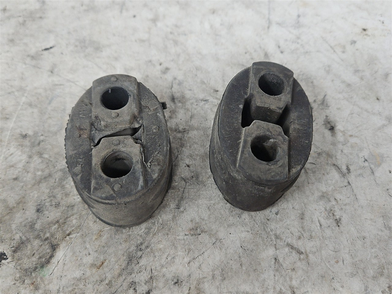 Used OEM 2010-2015 CAMARO SS REAR EXHAUST HANGERS SET OF 4 92231199, actual item photo 5