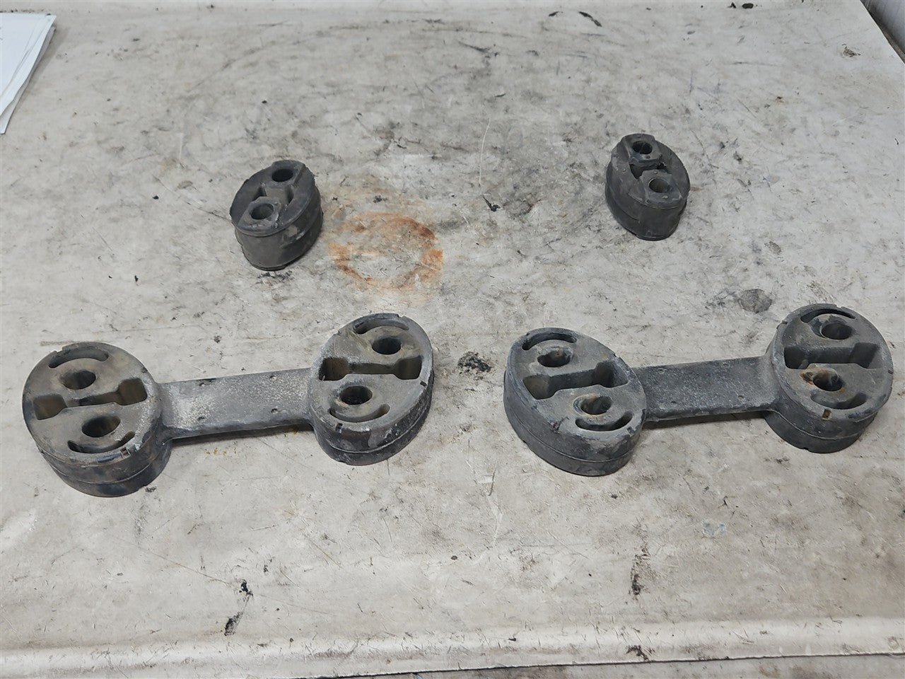 Used OEM 2010-2015 CAMARO SS REAR EXHAUST HANGERS SET OF 4 92231199, actual item photo 10