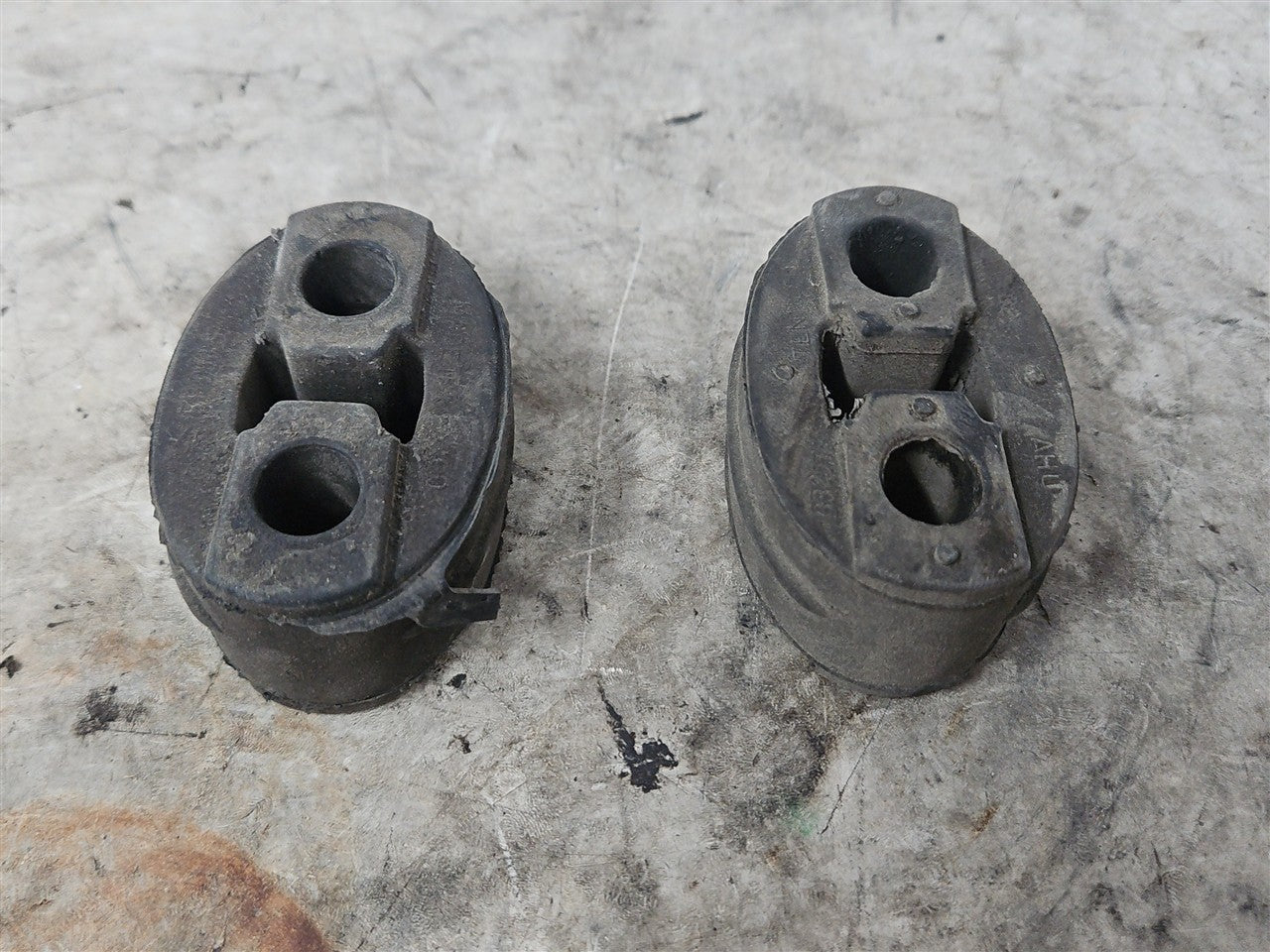 Used OEM 2010-2015 CAMARO SS REAR EXHAUST HANGERS SET OF 4 92231199, actual item photo 12