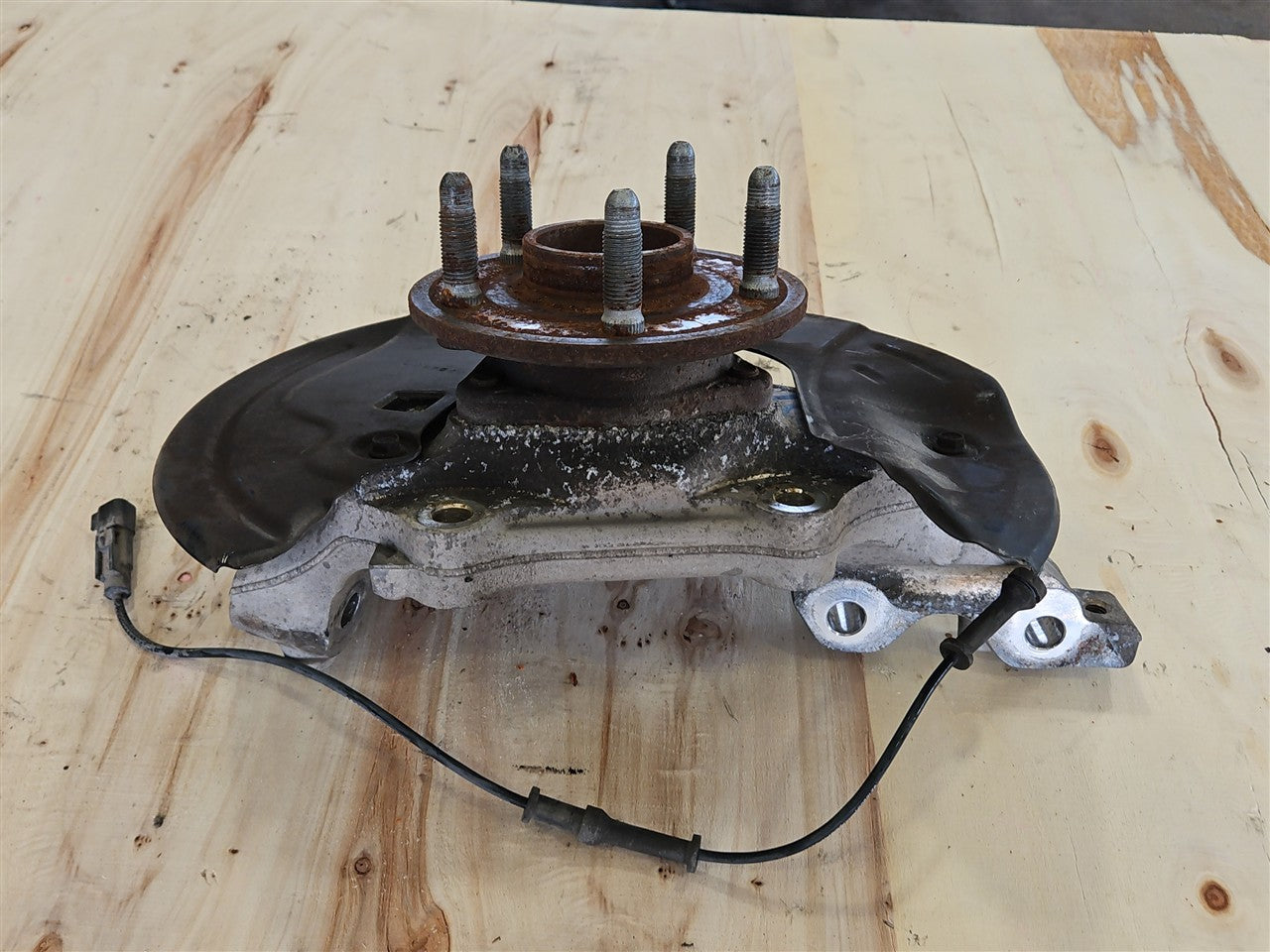 Used OEM 2010-2015 CAMARO FRONT SPINDLE KNUCKLE DRIVER LH 23192989, actual item photo 1
