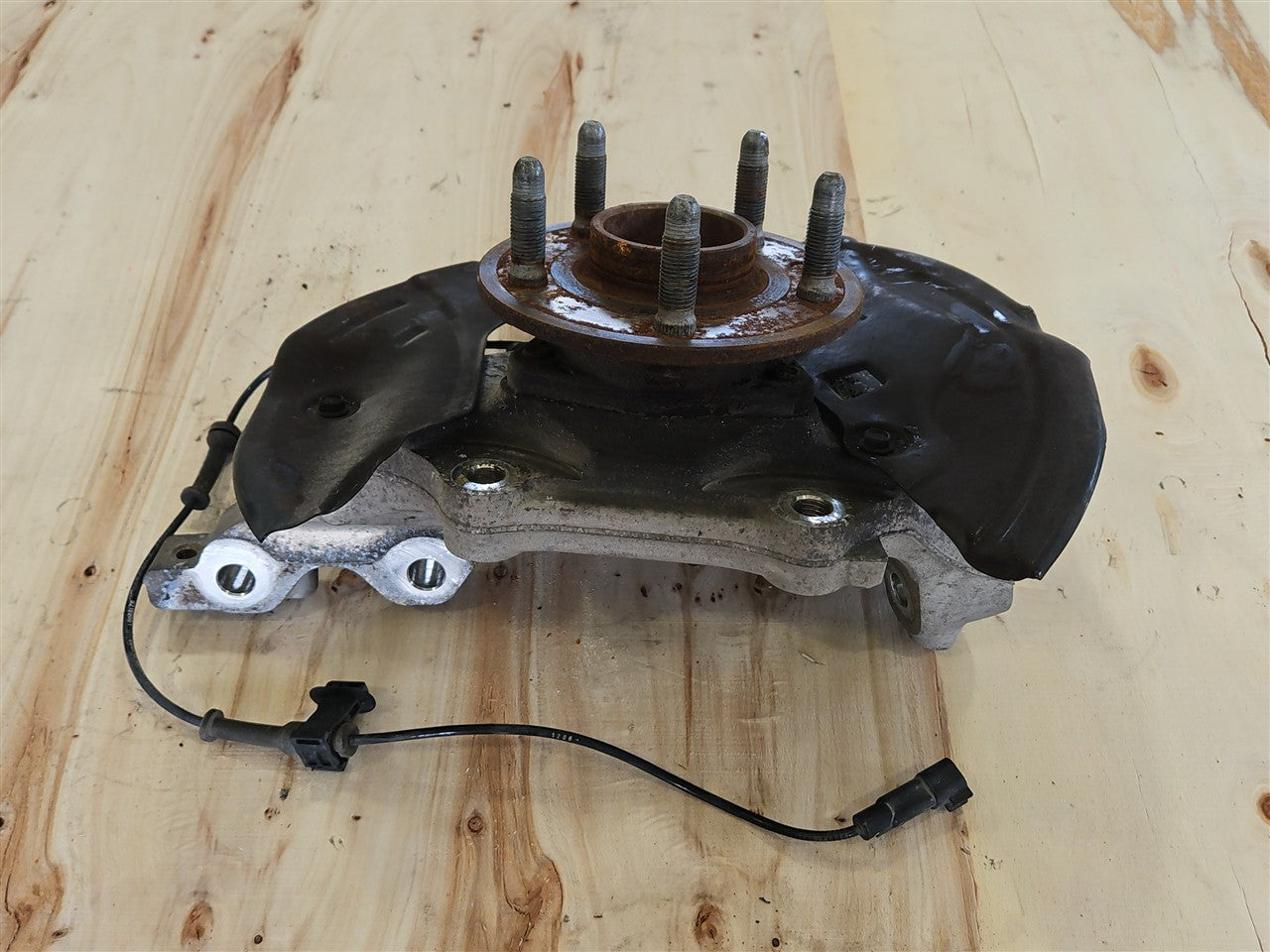 Used OEM 2010-2015 CAMARO FRONT SPINDLE KNUCKLE WITH WHEEL HUB RH, actual item photo 1