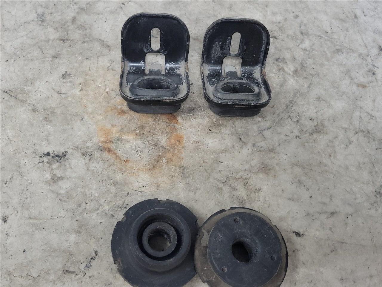 Used OEM 2010-2015 CAMARO SS UPPER AND LOWER RADIATOR MOUNTS BUSHINGS, actual item photo 1