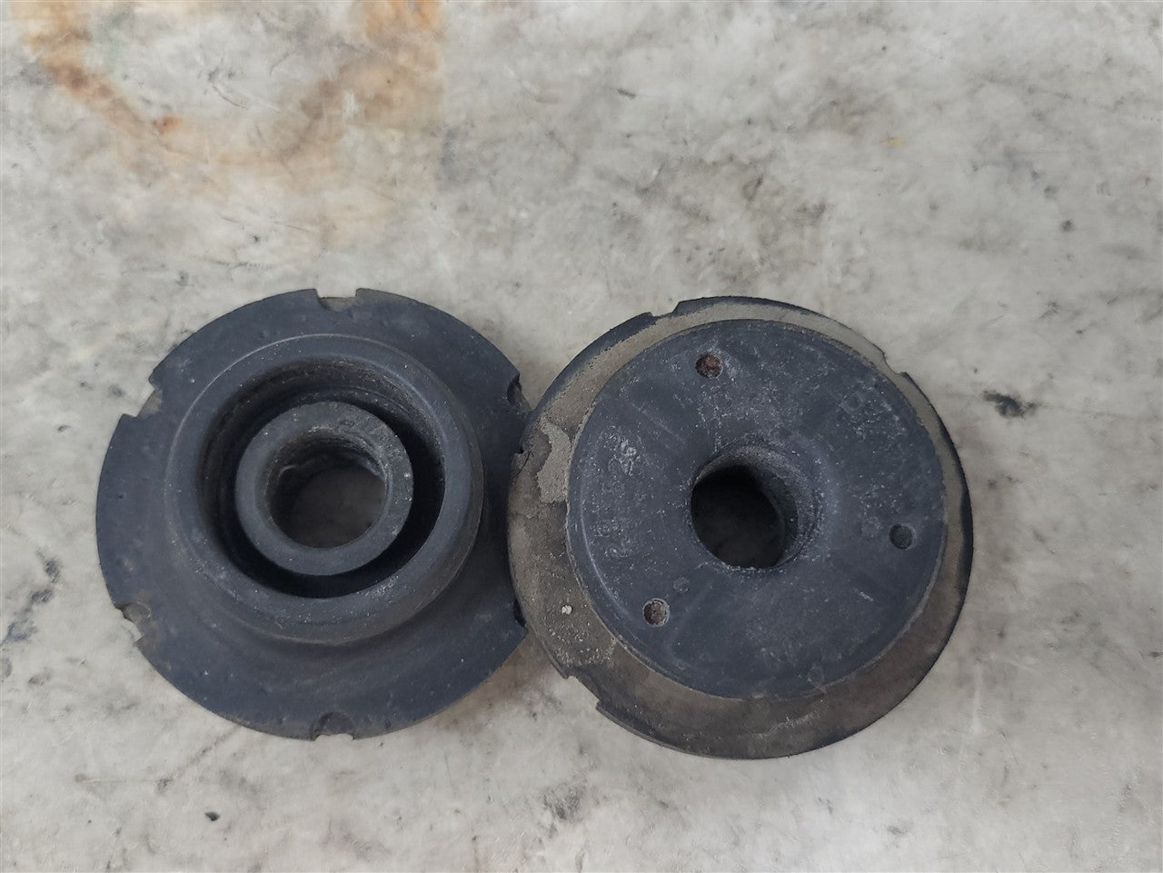 Used OEM 2010-2015 CAMARO SS UPPER AND LOWER RADIATOR MOUNTS BUSHINGS, actual item photo 2