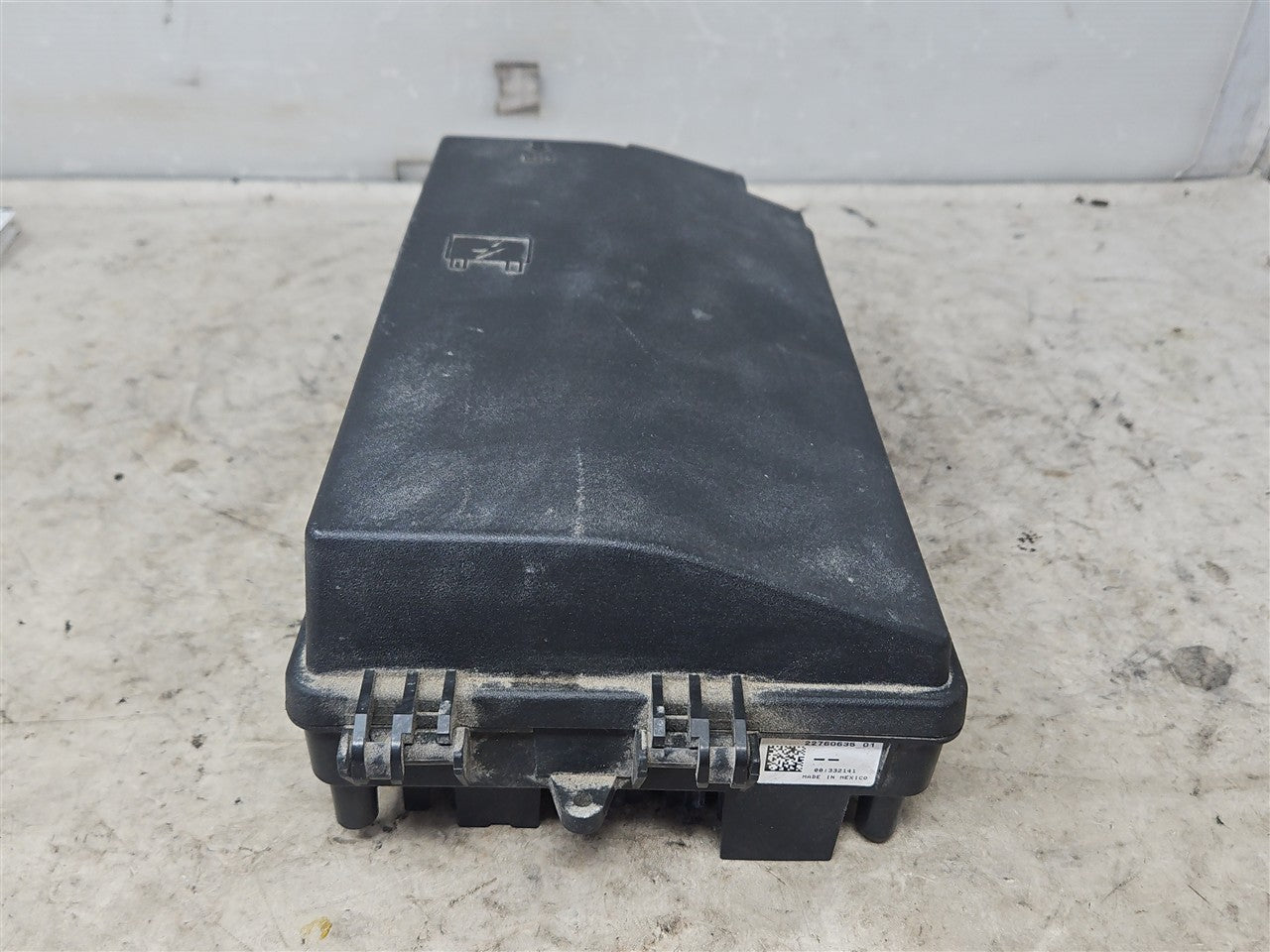 Used OEM 2012-2015 CAMARO ENGINE BAY FUSE BOX & LID 22760635, actual item photo 2
