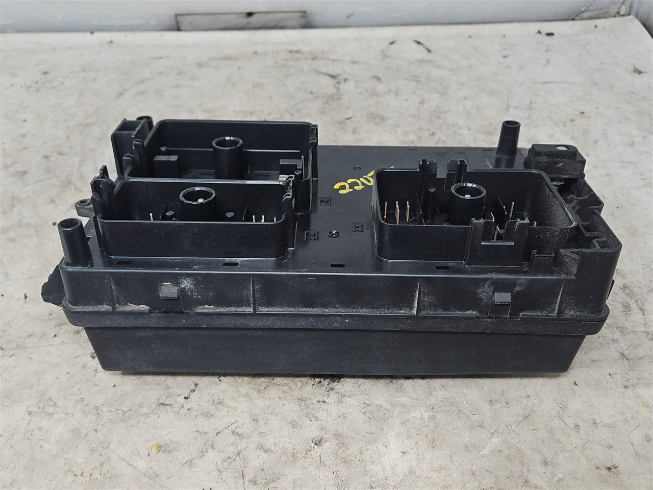 Used OEM 2012-2015 CAMARO ENGINE BAY FUSE BOX & LID 22760635, actual item photo 6