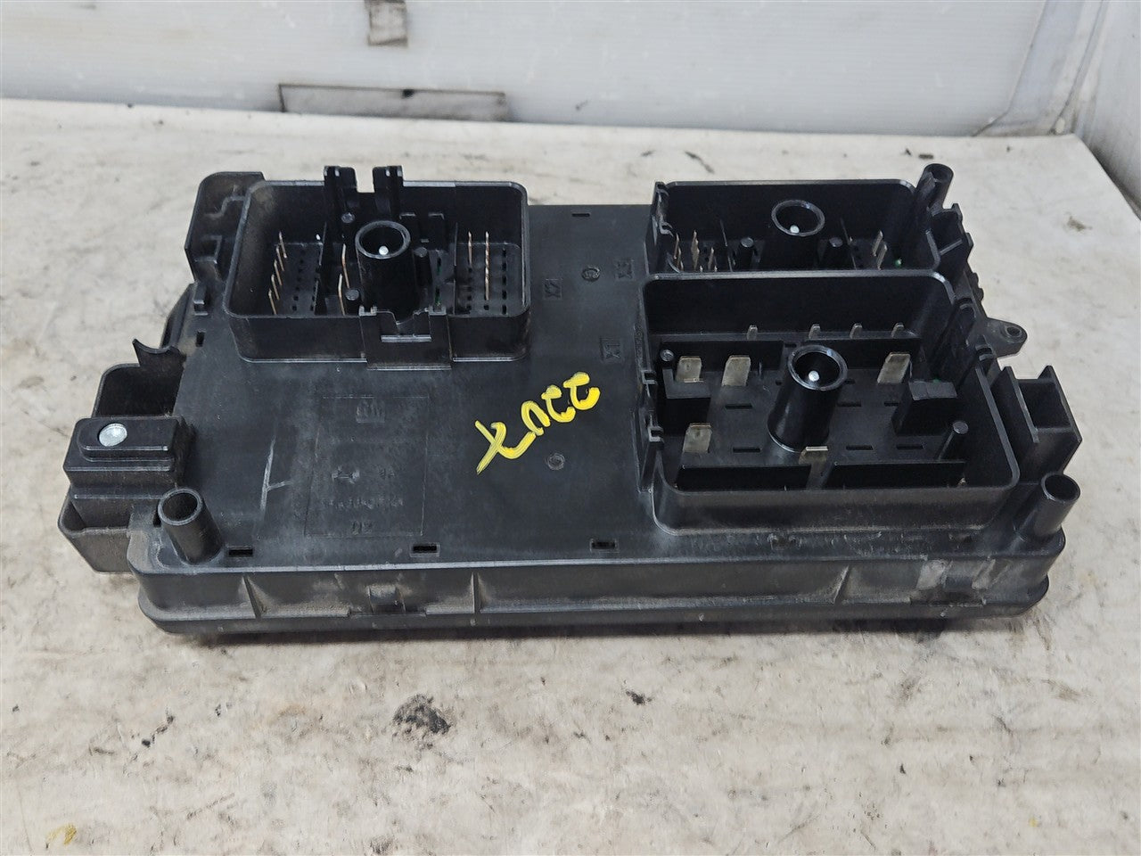 Used OEM 2012-2015 CAMARO ENGINE BAY FUSE BOX & LID 22760635, actual item photo 8