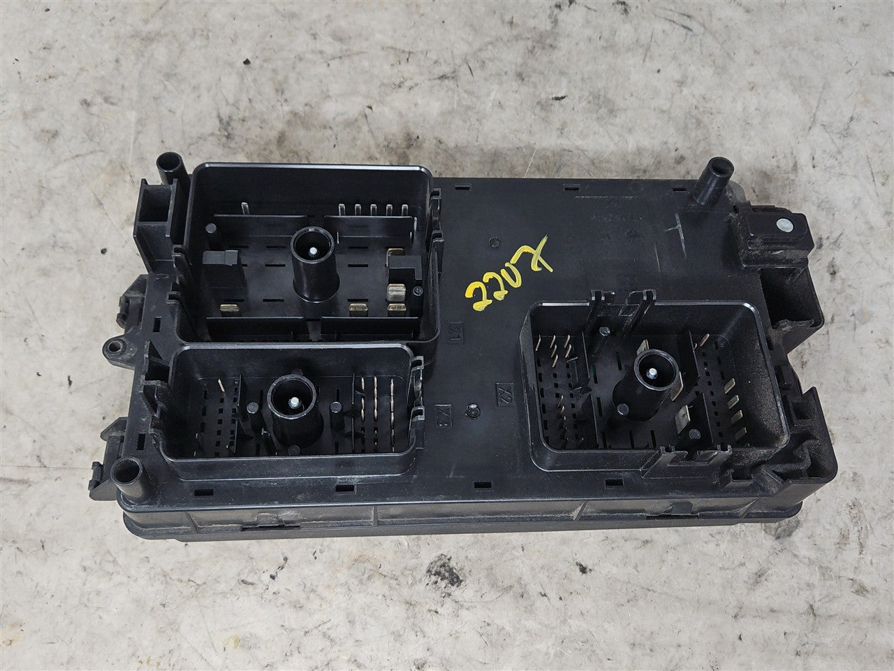 Used OEM 2012-2015 CAMARO ENGINE BAY FUSE BOX & LID 22760635, actual item photo 10