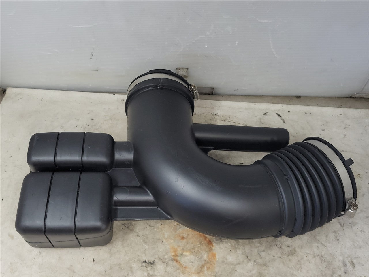 Used OEM 2010-2015 CAMARO SS AIR INTAKE ELBOW BELLOWS 92196314, actual item photo 2