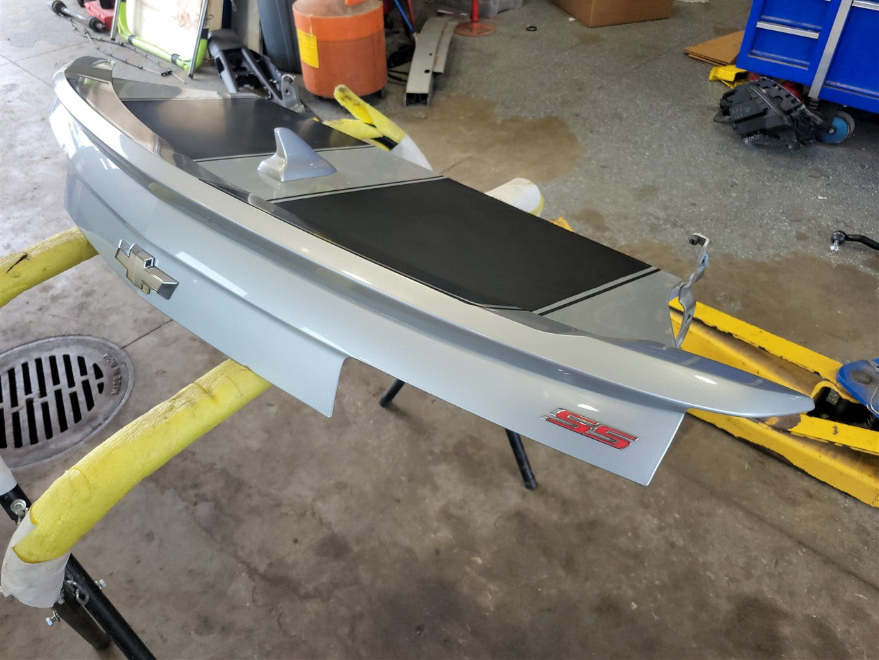 Used OEM 2011-2013 CAMARO CONVERTIBLE DECKLID WITH SPOILER SILVER, actual item photo 2