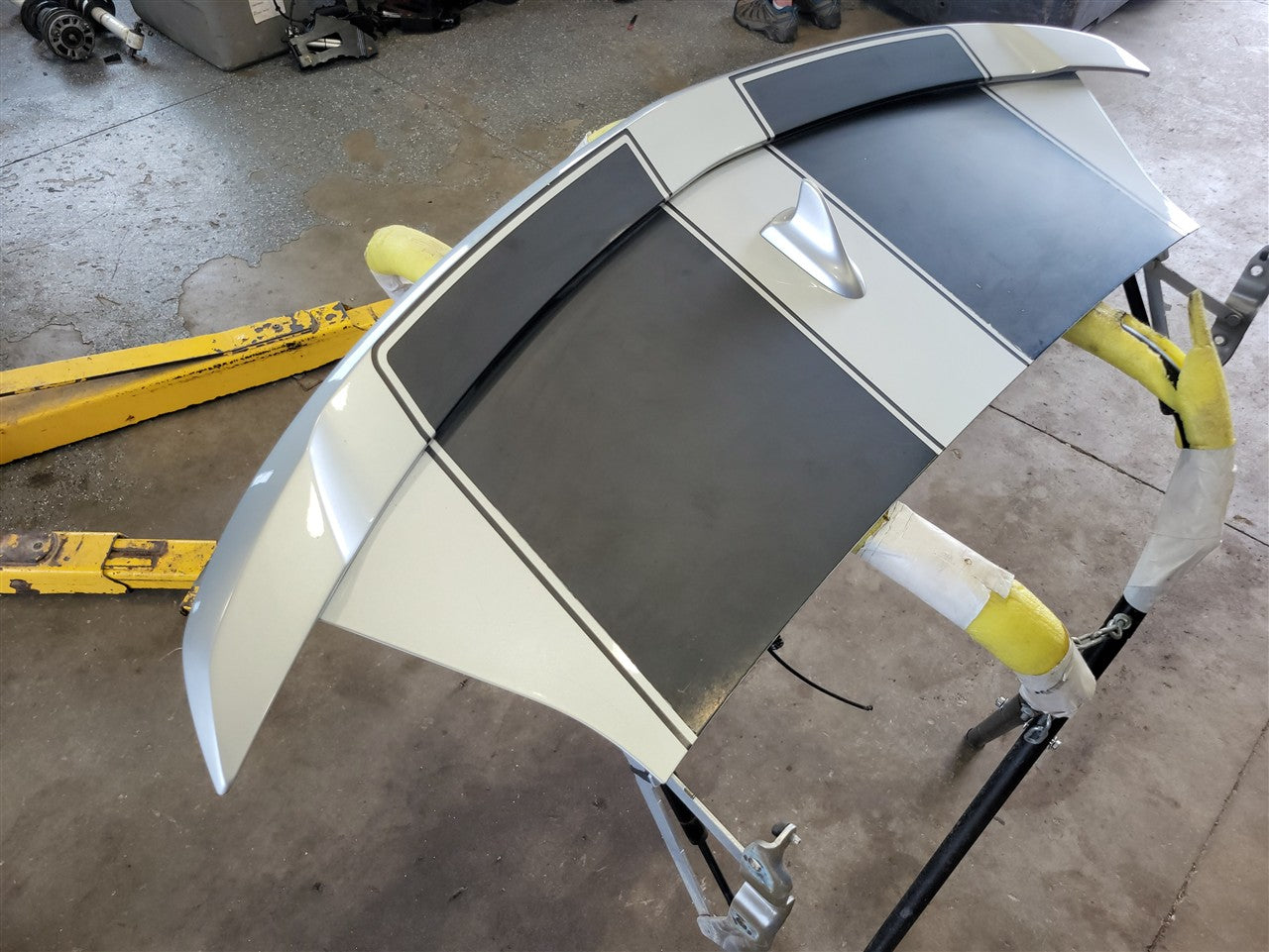 Used OEM 2011-2013 CAMARO CONVERTIBLE DECKLID WITH SPOILER SILVER, actual item photo 4