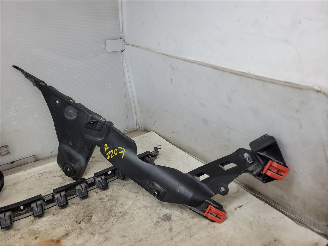 Used OEM 2010-2013 CAMARO REAR BUMPER GUIDE MOUNTING BRACKETS SET OF, actual item photo 2
