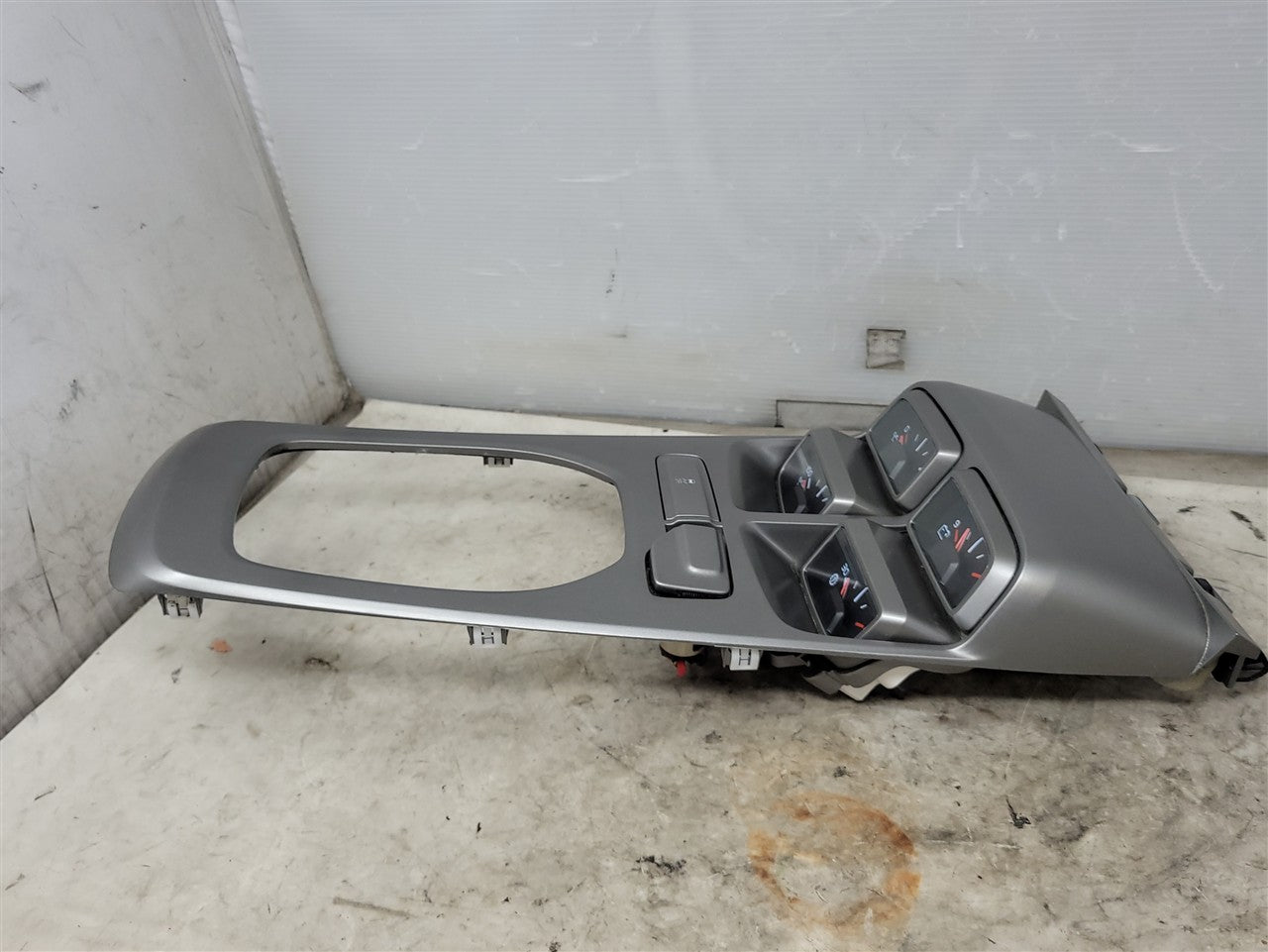 Used OEM 2010-2015 CAMARO CENTER CONSOLE AUXILIARY GAUGES AUTOMATIC, actual item photo 4