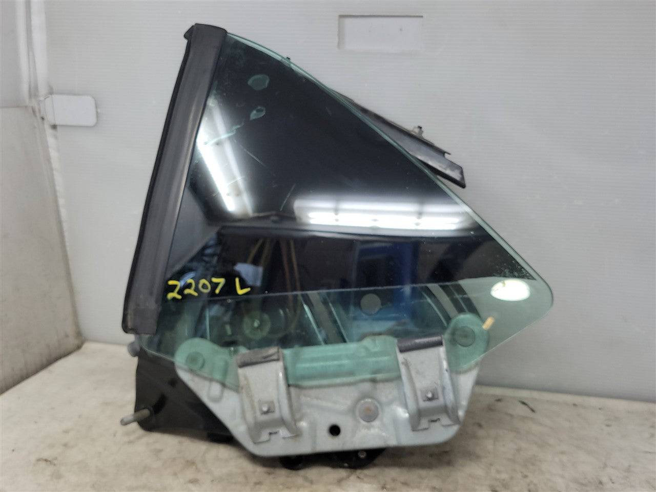 Used OEM 2011-2015 CAMARO CONVERTIBLE QUARTER GLASS WITH WINDOW MOTOR, actual item photo 1