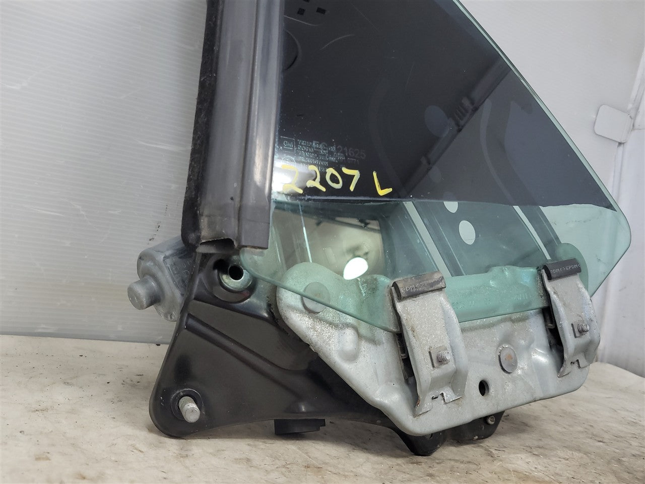 Used OEM 2011-2015 CAMARO CONVERTIBLE QUARTER GLASS WITH WINDOW MOTOR, actual item photo 4