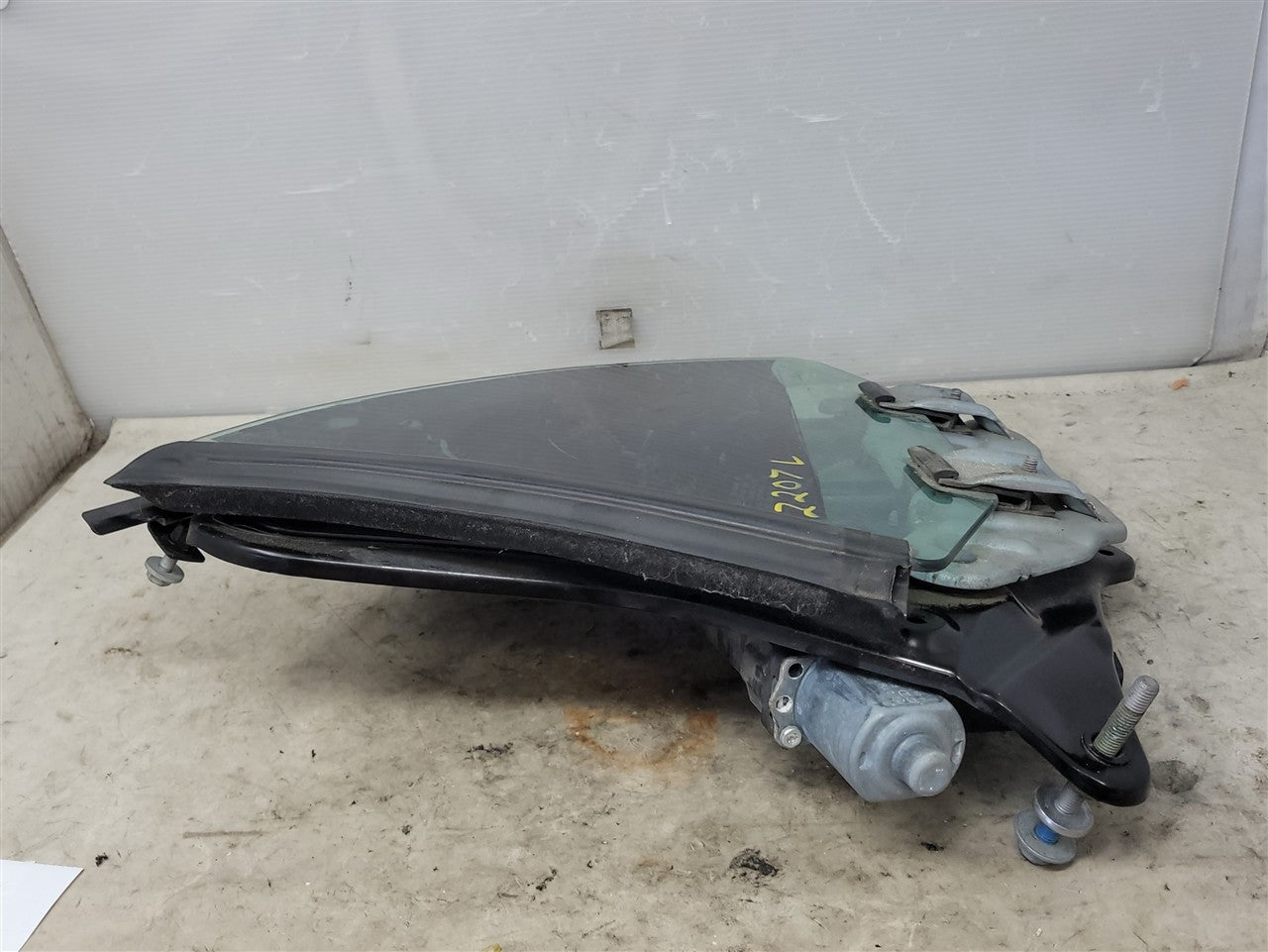 Used OEM 2011-2015 CAMARO CONVERTIBLE QUARTER GLASS WITH WINDOW MOTOR, actual item photo 5