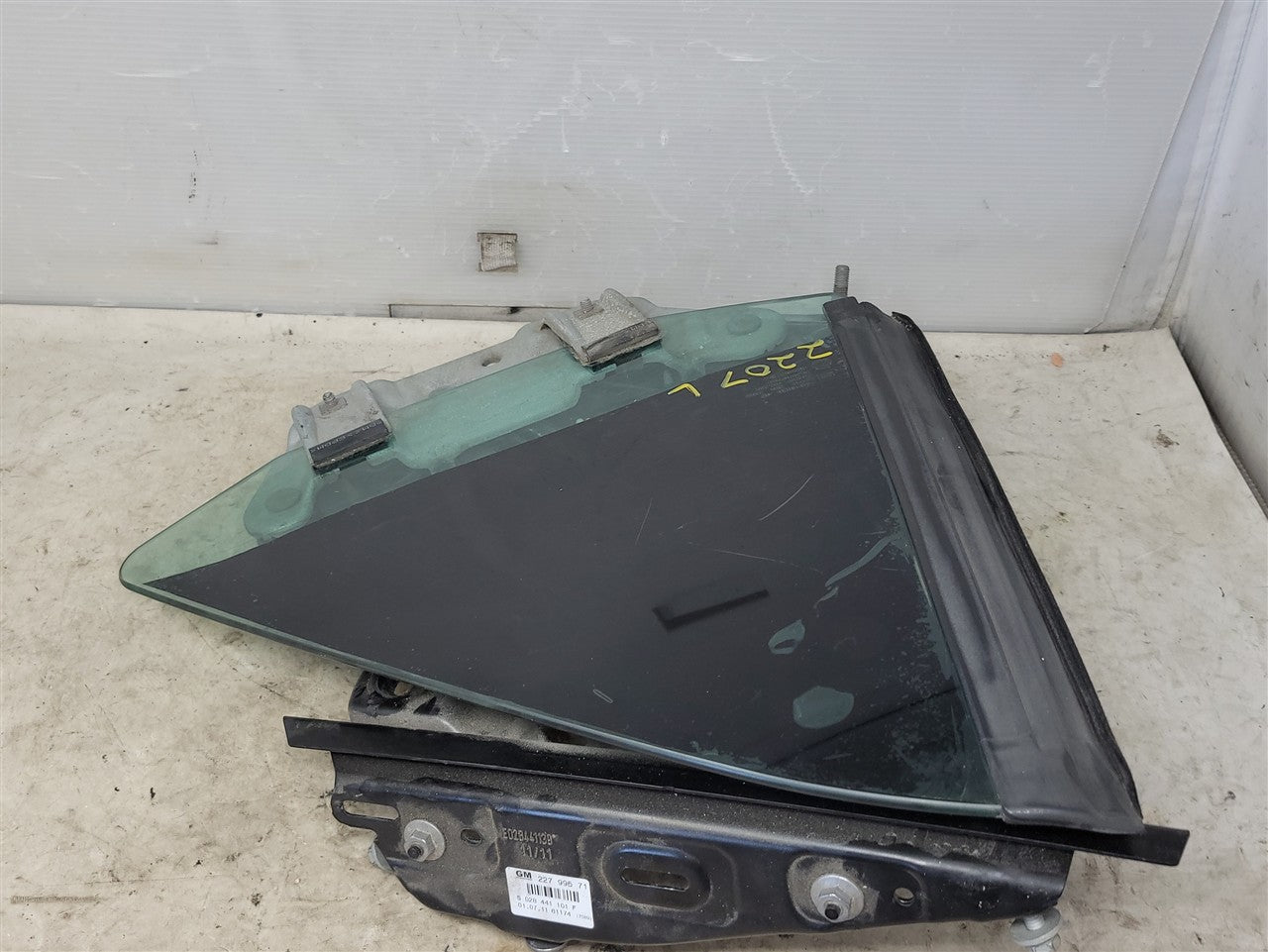 Used OEM 2011-2015 CAMARO CONVERTIBLE QUARTER GLASS WITH WINDOW MOTOR, actual item photo 7