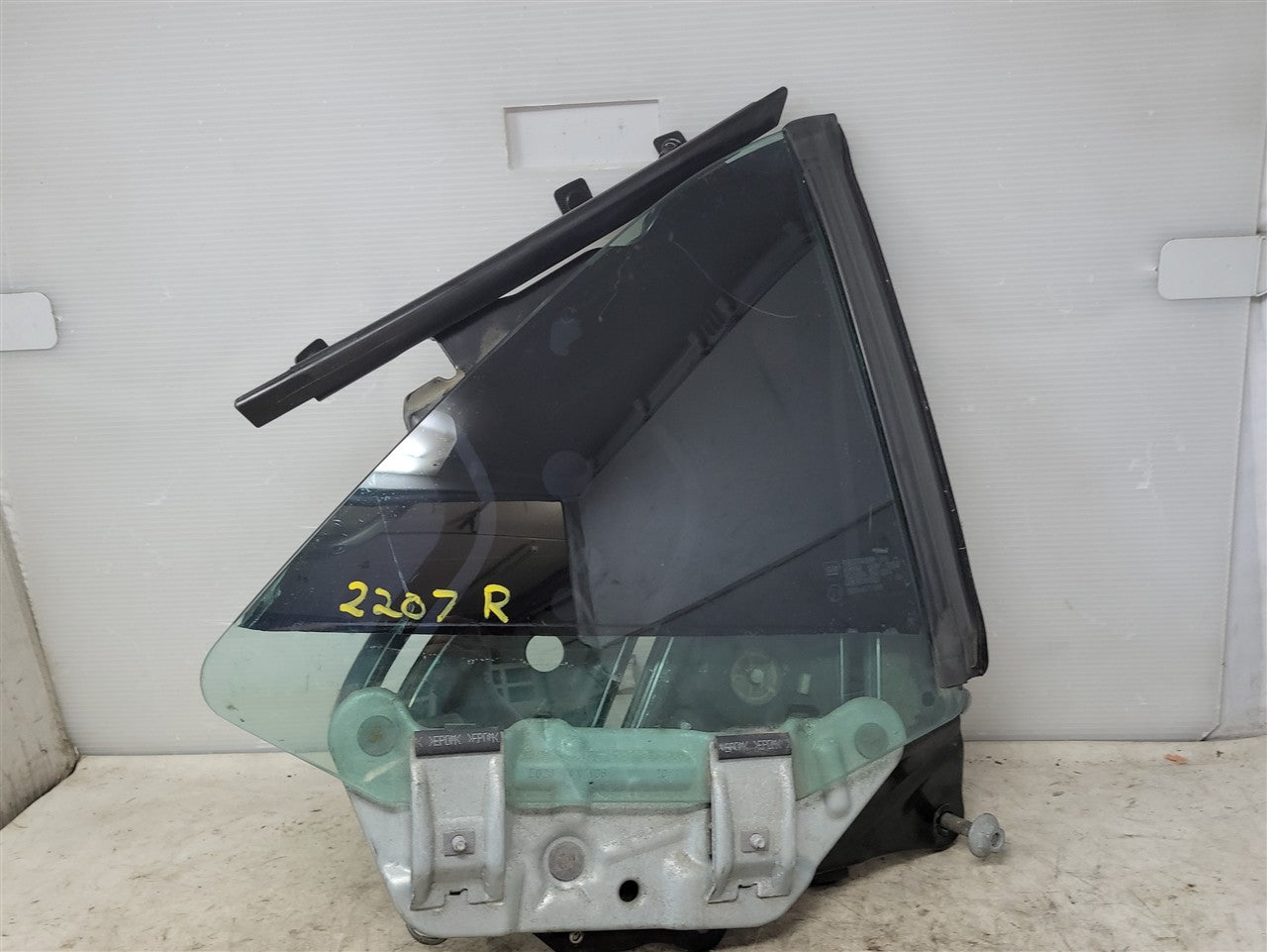 Used OEM 2011-2015 CAMARO QUARTER GLASS WITH WINDOW MOTOR & REGULATOR, actual item photo 1