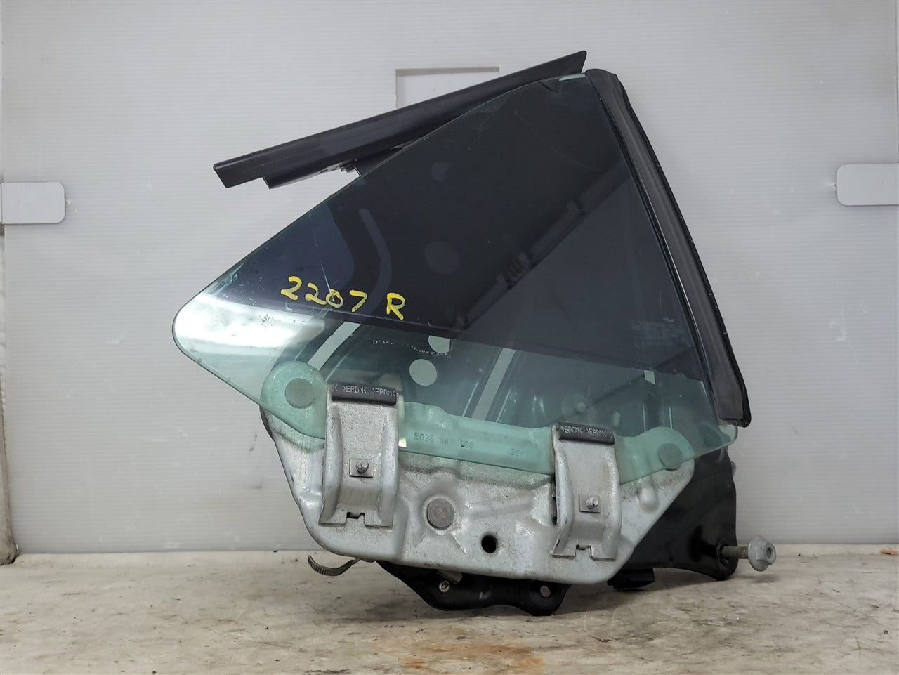 Used OEM 2011-2015 CAMARO QUARTER GLASS WITH WINDOW MOTOR & REGULATOR, actual item photo 2