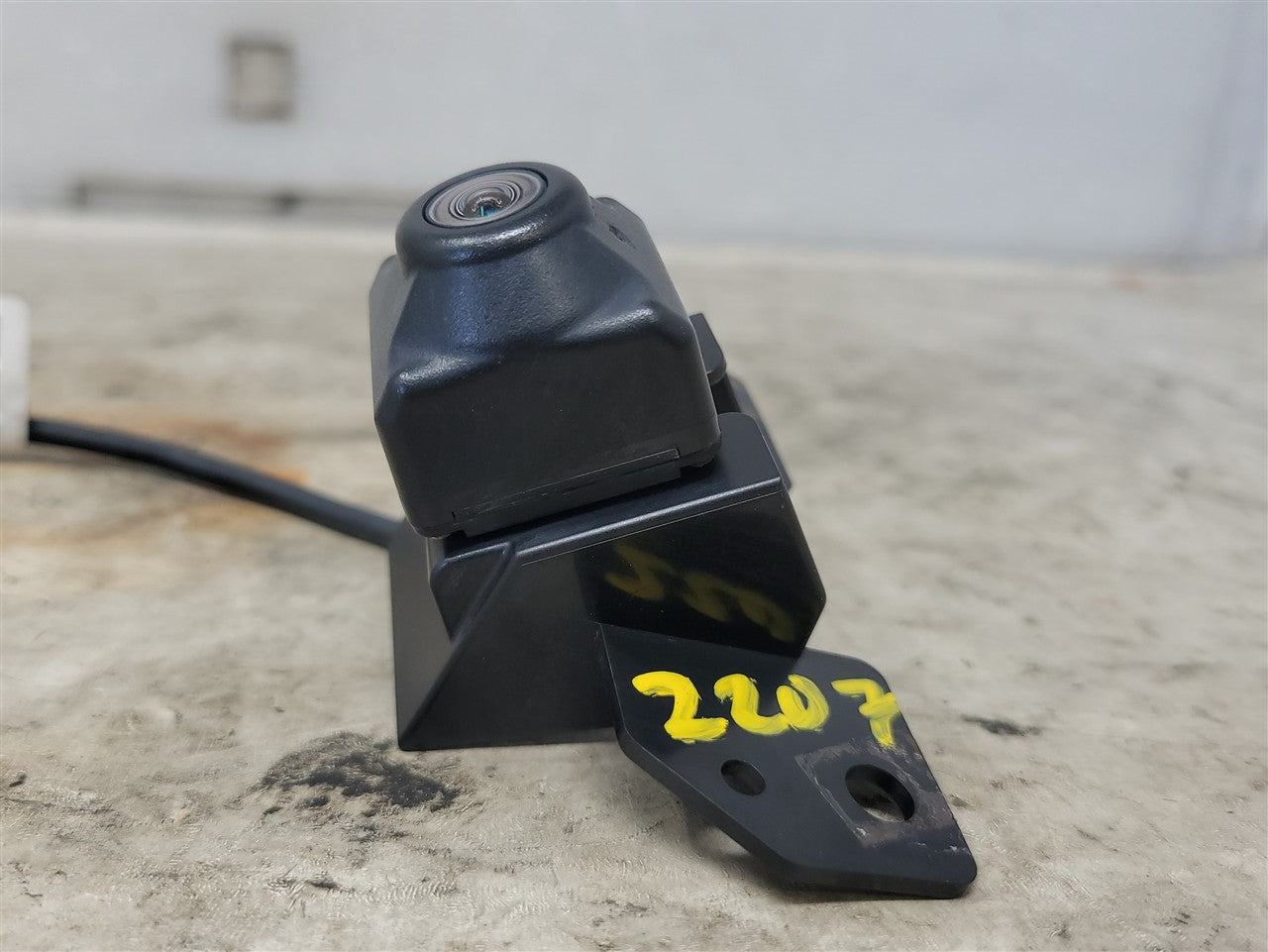 Used OEM 2012-2015 CAMARO REAR VIEW CAMERA 22767362, actual item photo 3