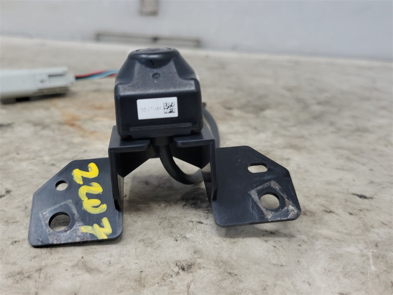Used OEM 2012-2015 CAMARO REAR VIEW CAMERA 22767362, actual item photo 4