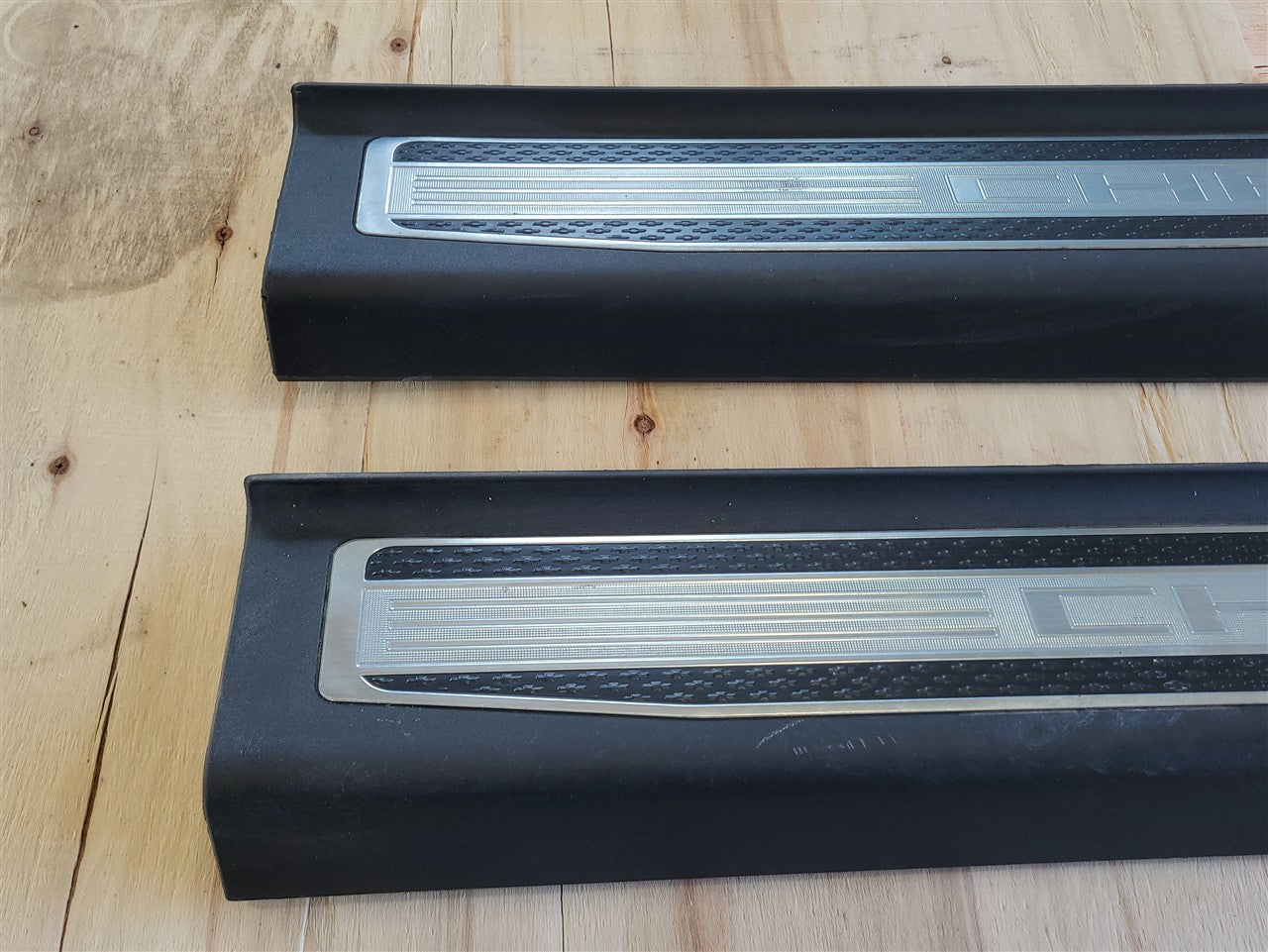 Used OEM 2011-2015 CAMARO CONVERTIBLE DOOR SILL TRIM SCUFF PLATES, actual item photo 7