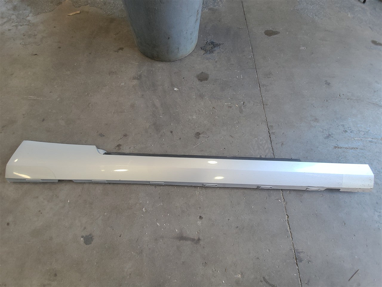 Used OEM 2010-2013 CAMARO ROCKER PANEL MOLDING RH PASSENGER SILVER, actual item photo 1