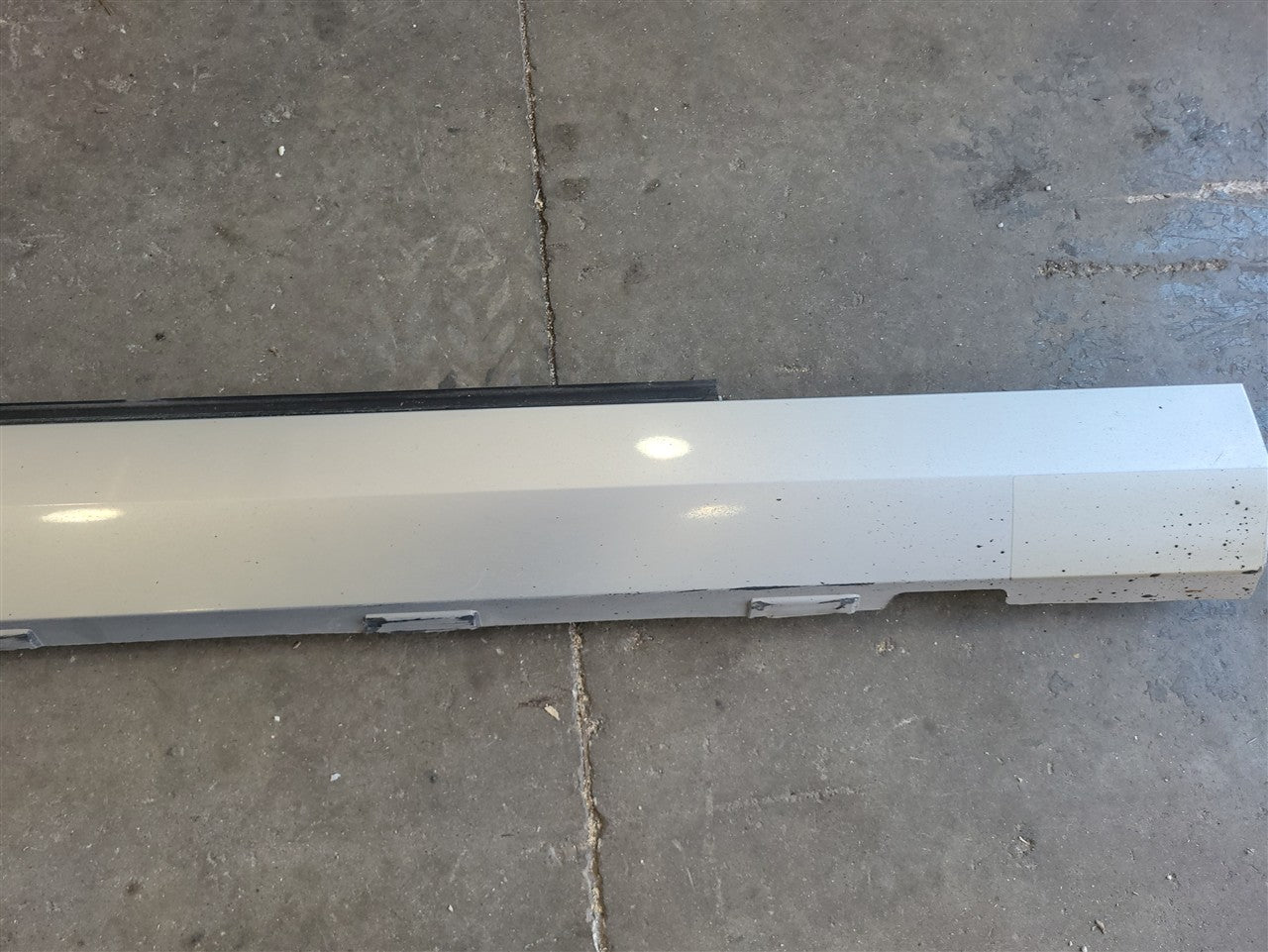 Used OEM 2010-2013 CAMARO ROCKER PANEL MOLDING RH PASSENGER SILVER, actual item photo 4