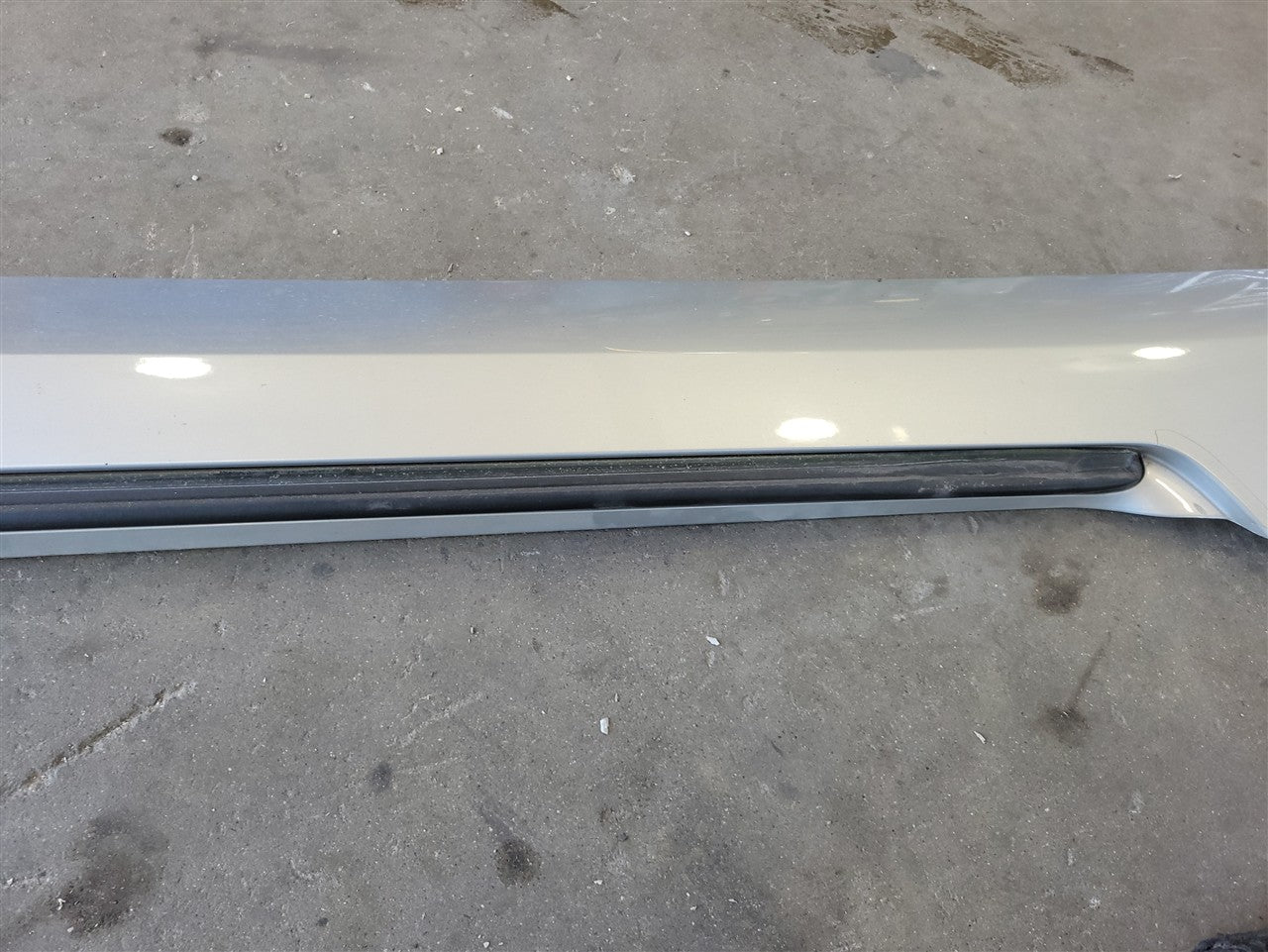 Used OEM 2010-2013 CAMARO ROCKER PANEL MOLDING RH PASSENGER SILVER, actual item photo 11