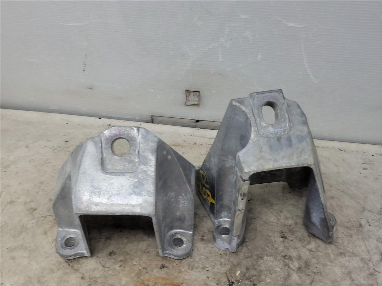 Used OEM 2010-2015 CAMARO 6 2L ENGINE FRAME STAND OFF BRACKETS PAIR, actual item photo 5
