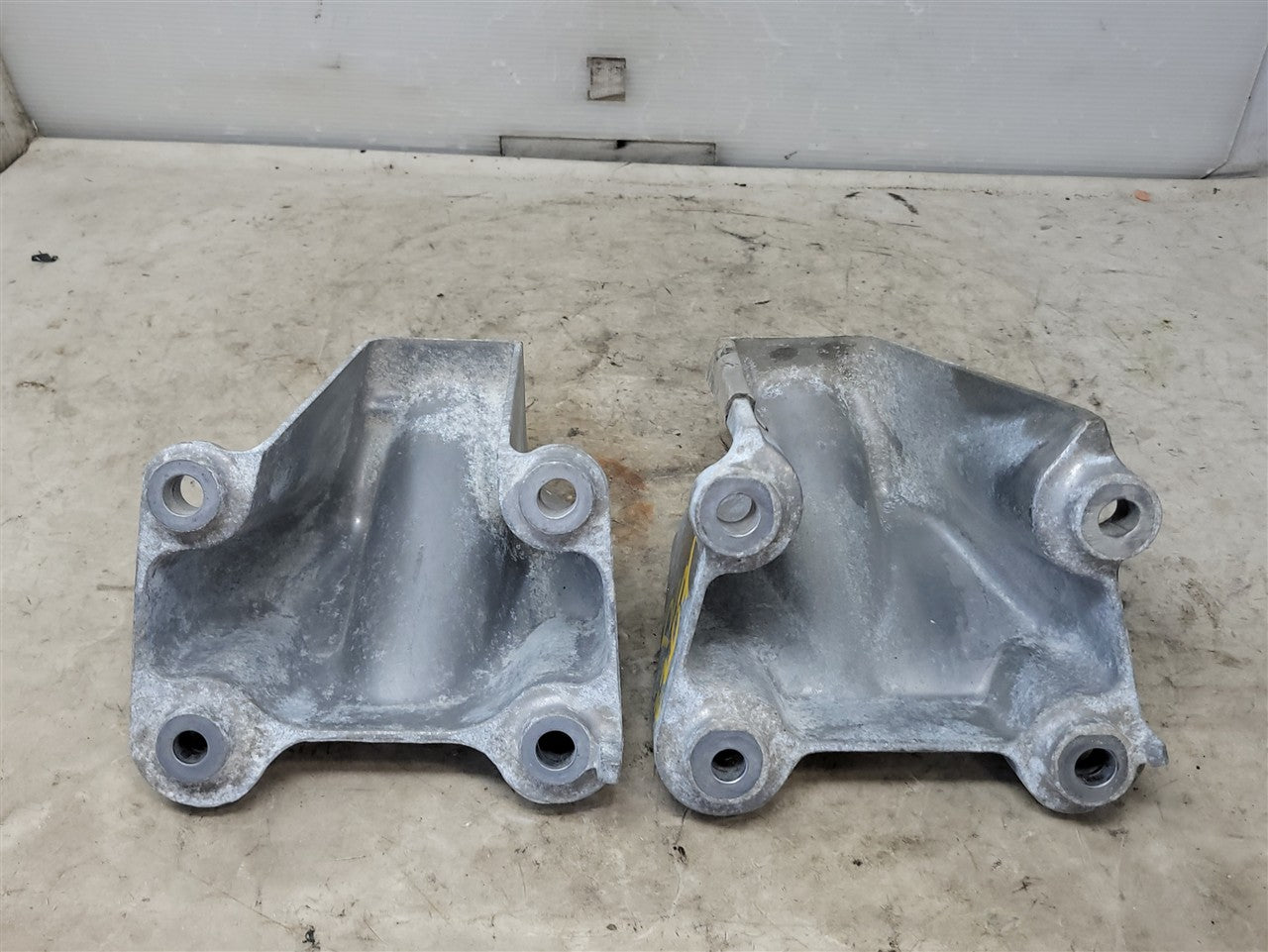 Used OEM 2010-2015 CAMARO 6 2L ENGINE FRAME STAND OFF BRACKETS PAIR, actual item photo 7