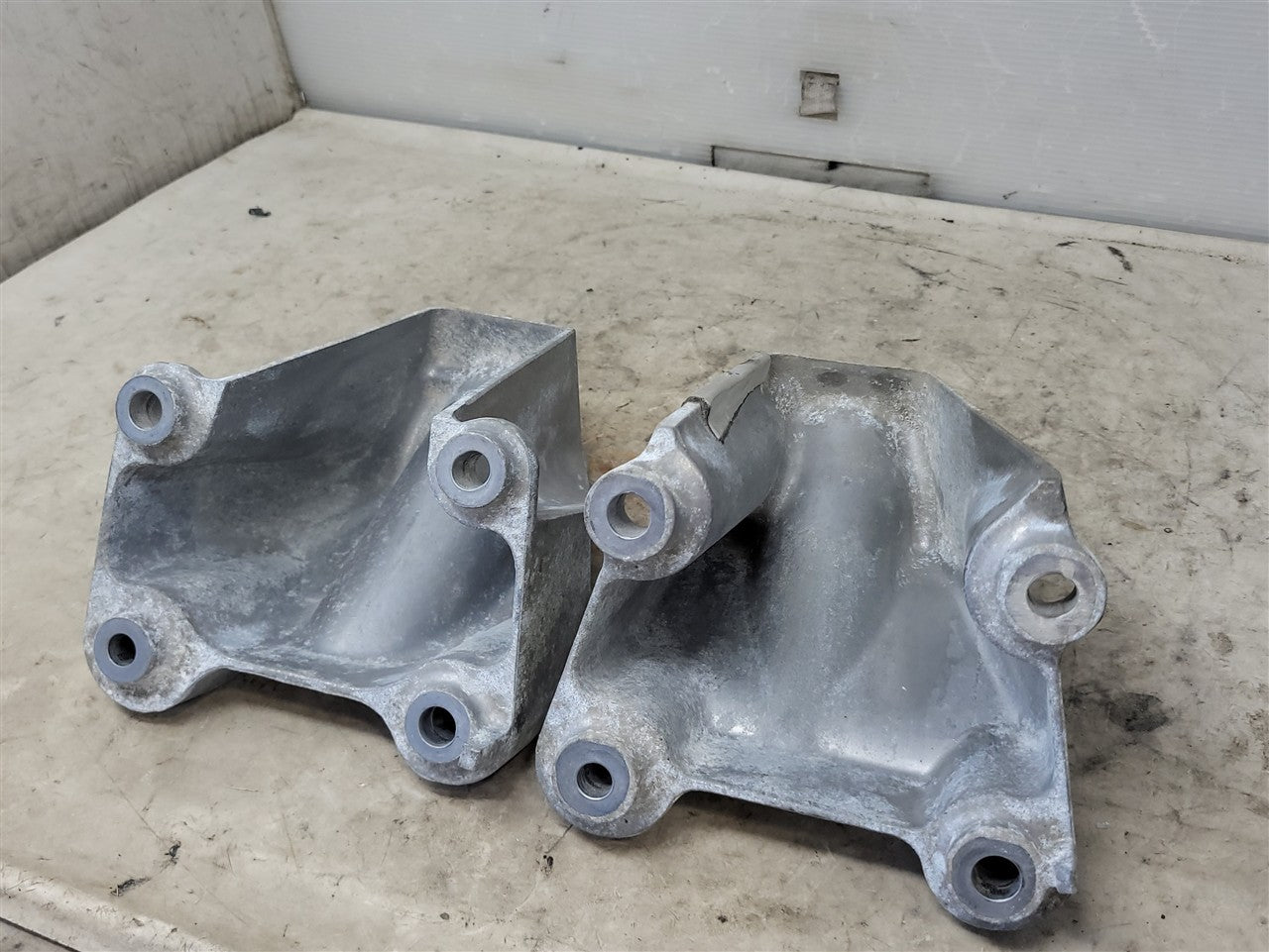 Used OEM 2010-2015 CAMARO 6 2L ENGINE FRAME STAND OFF BRACKETS PAIR, actual item photo 9