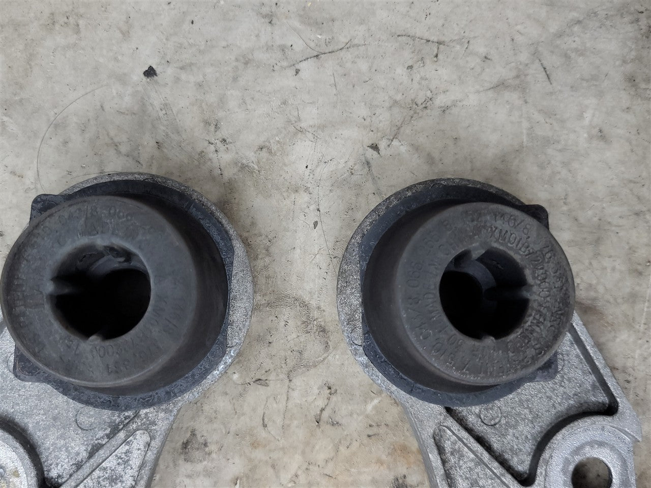 Used OEM 2016-2024 CAMARO REAR EXHAUST HANGERS PAIR LH RH BLACK, actual item photo 4