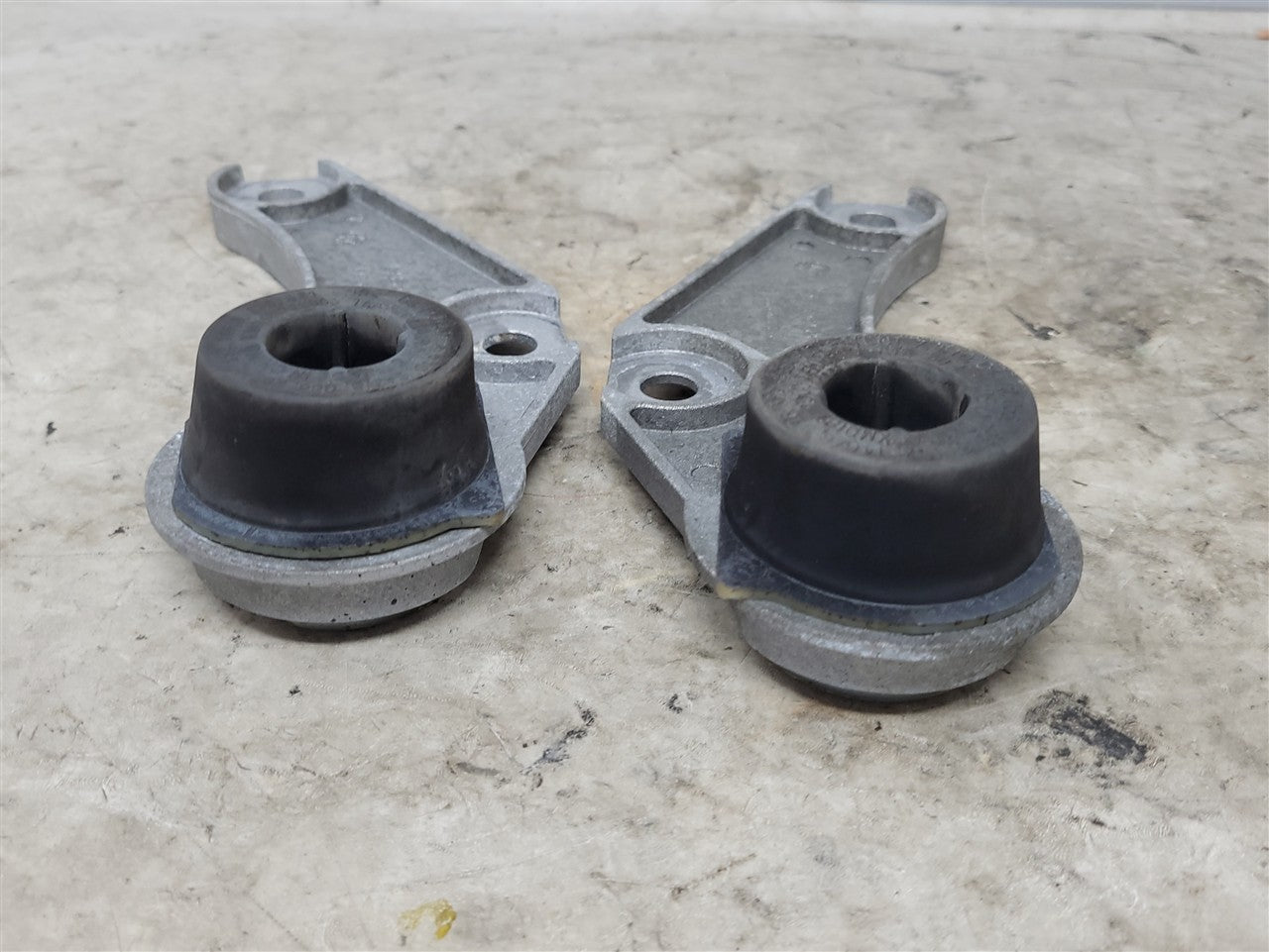 Used OEM 2016-2024 CAMARO REAR EXHAUST HANGERS PAIR LH RH BLACK, actual item photo 6