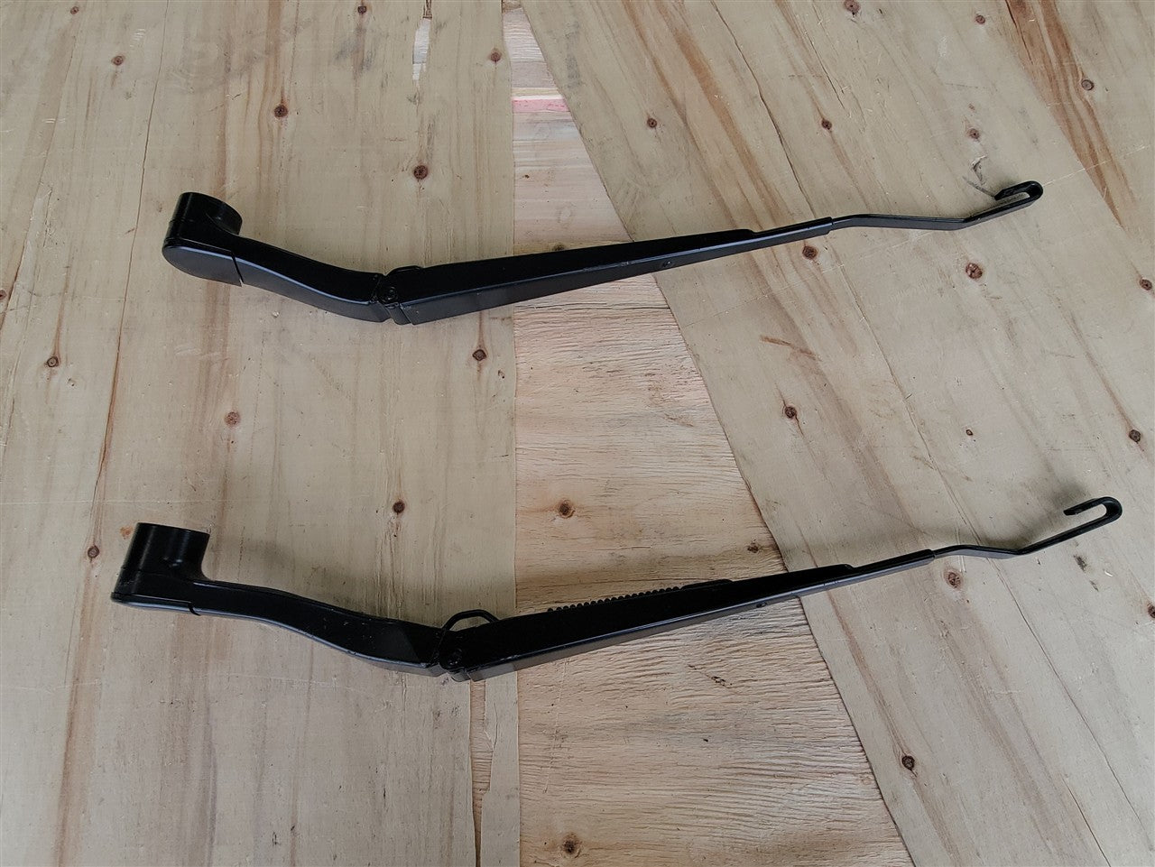 Used OEM 2016-2024 CAMARO WINDSHIELD WIPER ARMS PAIR LH RH BLACK, actual item photo 1