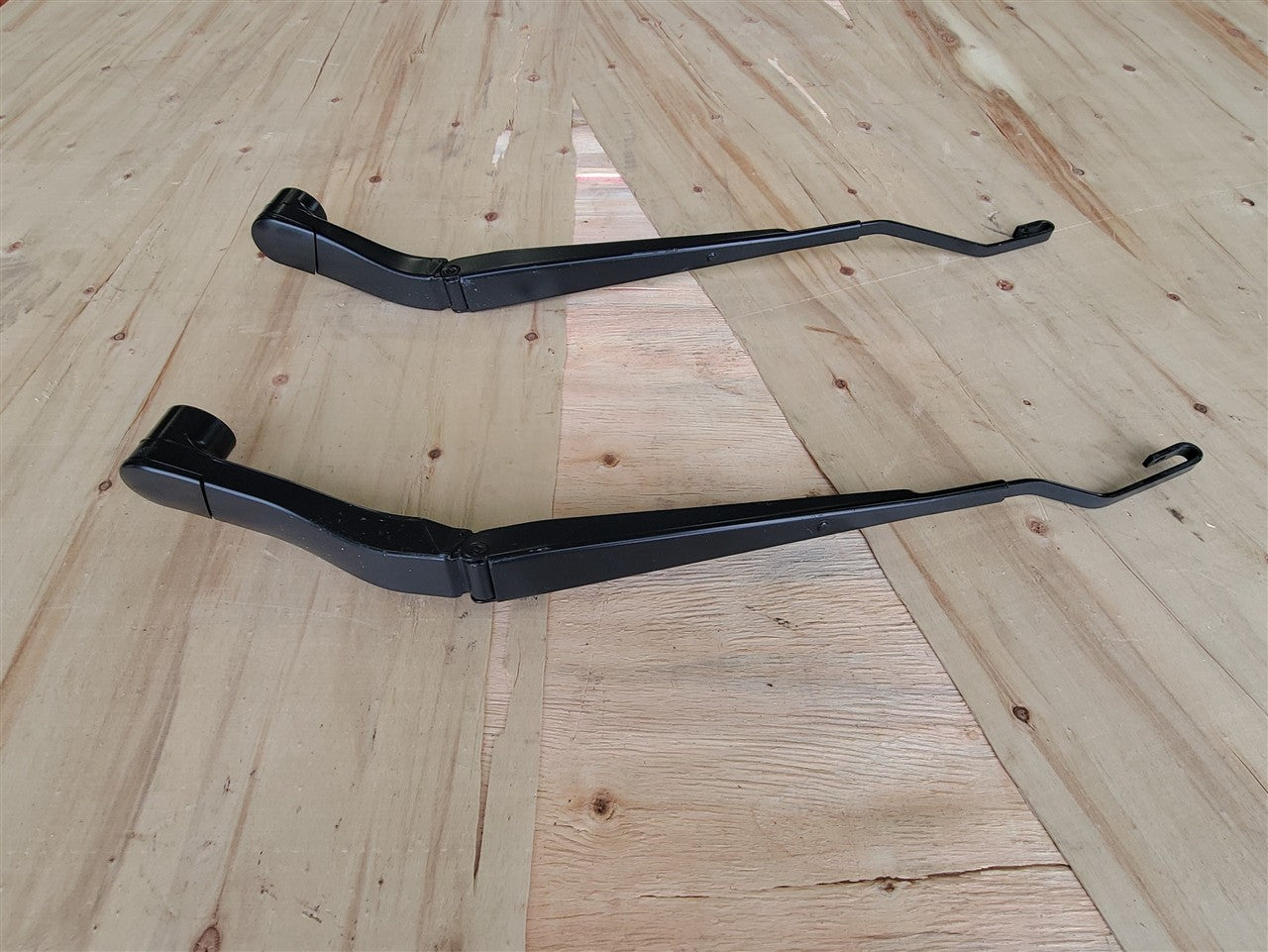 Used OEM 2016-2024 CAMARO WINDSHIELD WIPER ARMS PAIR LH RH BLACK, actual item photo 2
